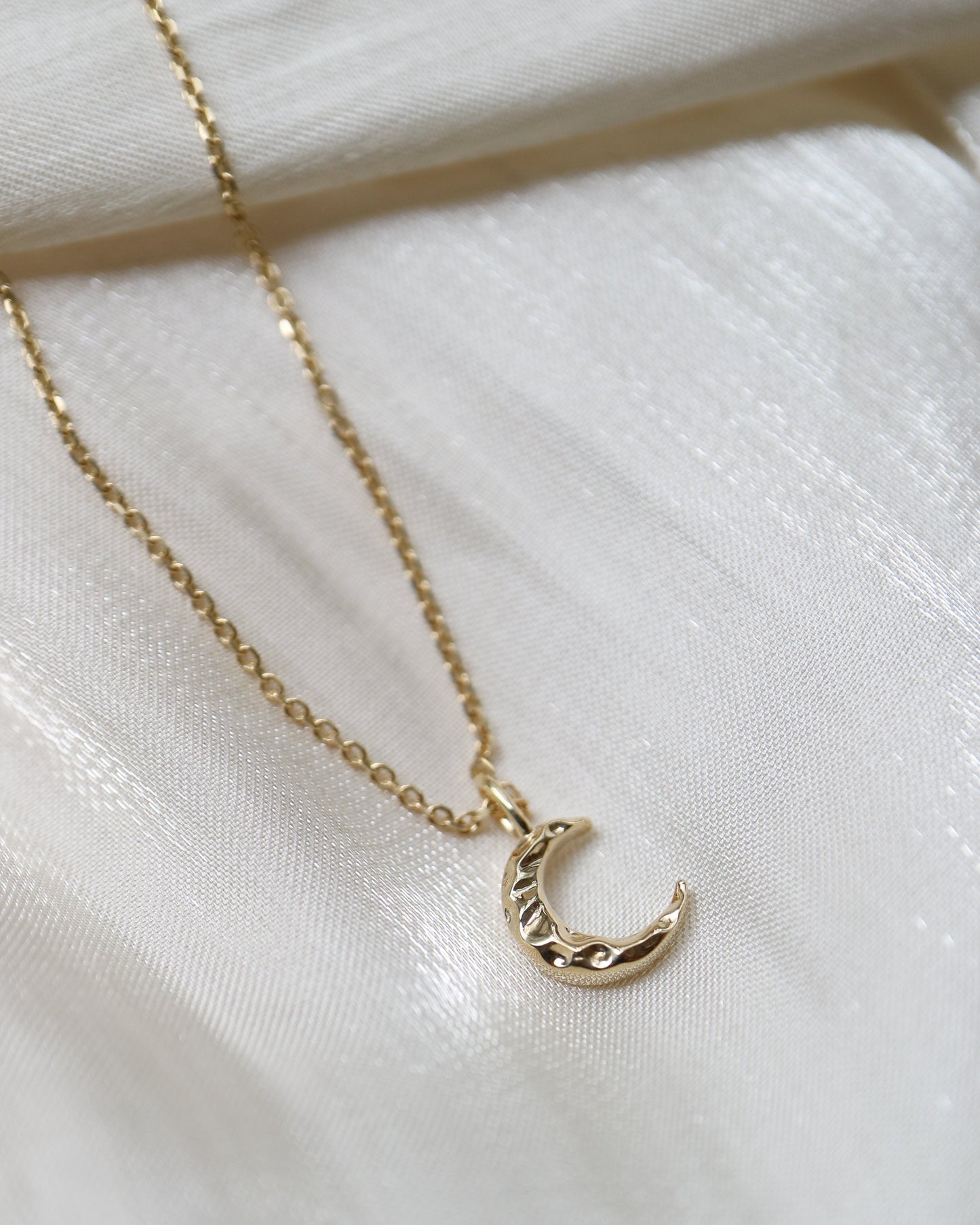 9ct yellow gold crescent moon pendant