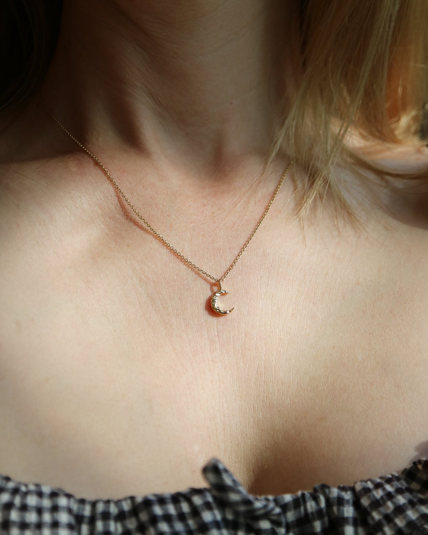 9ct yellow gold crescent moon pendant
