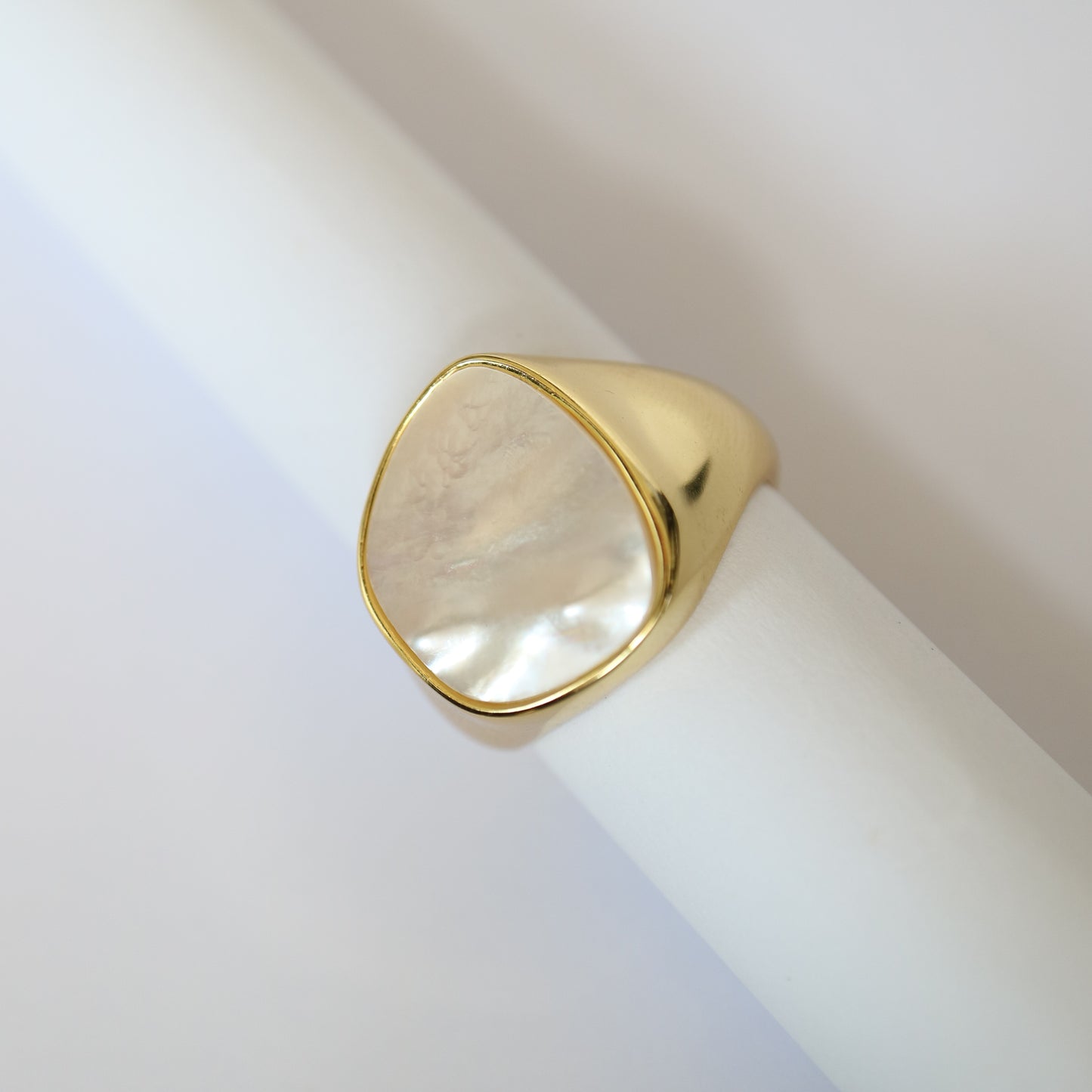 Athena Ring in gold with mother of pearl