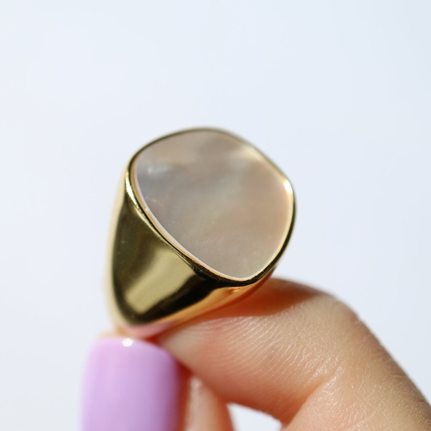 Athena Ring in gold with mother of pearl