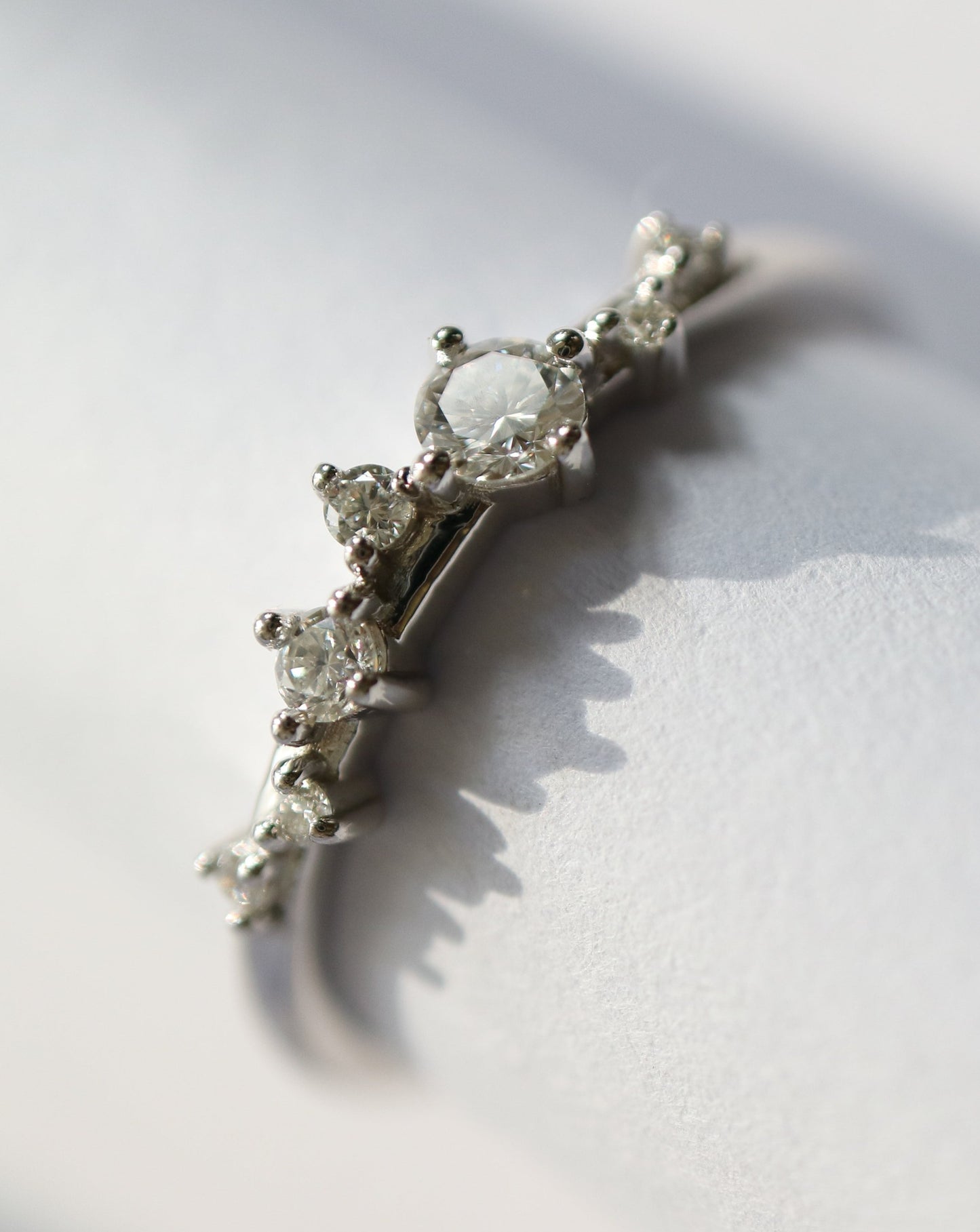 9ct white gold and diamonds ring