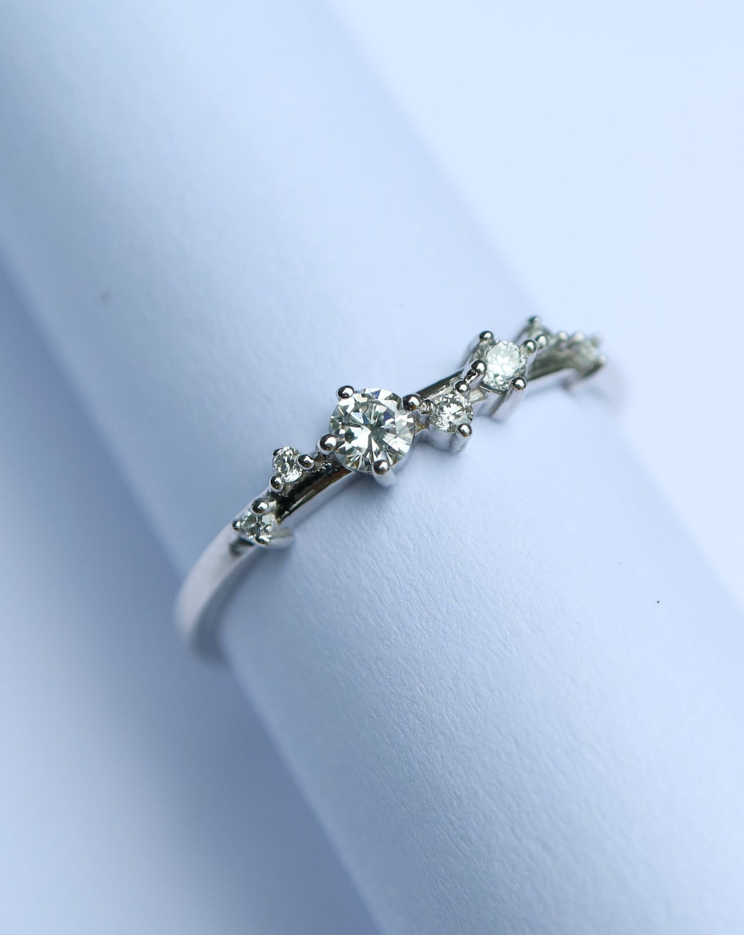 9ct white gold and diamonds ring
