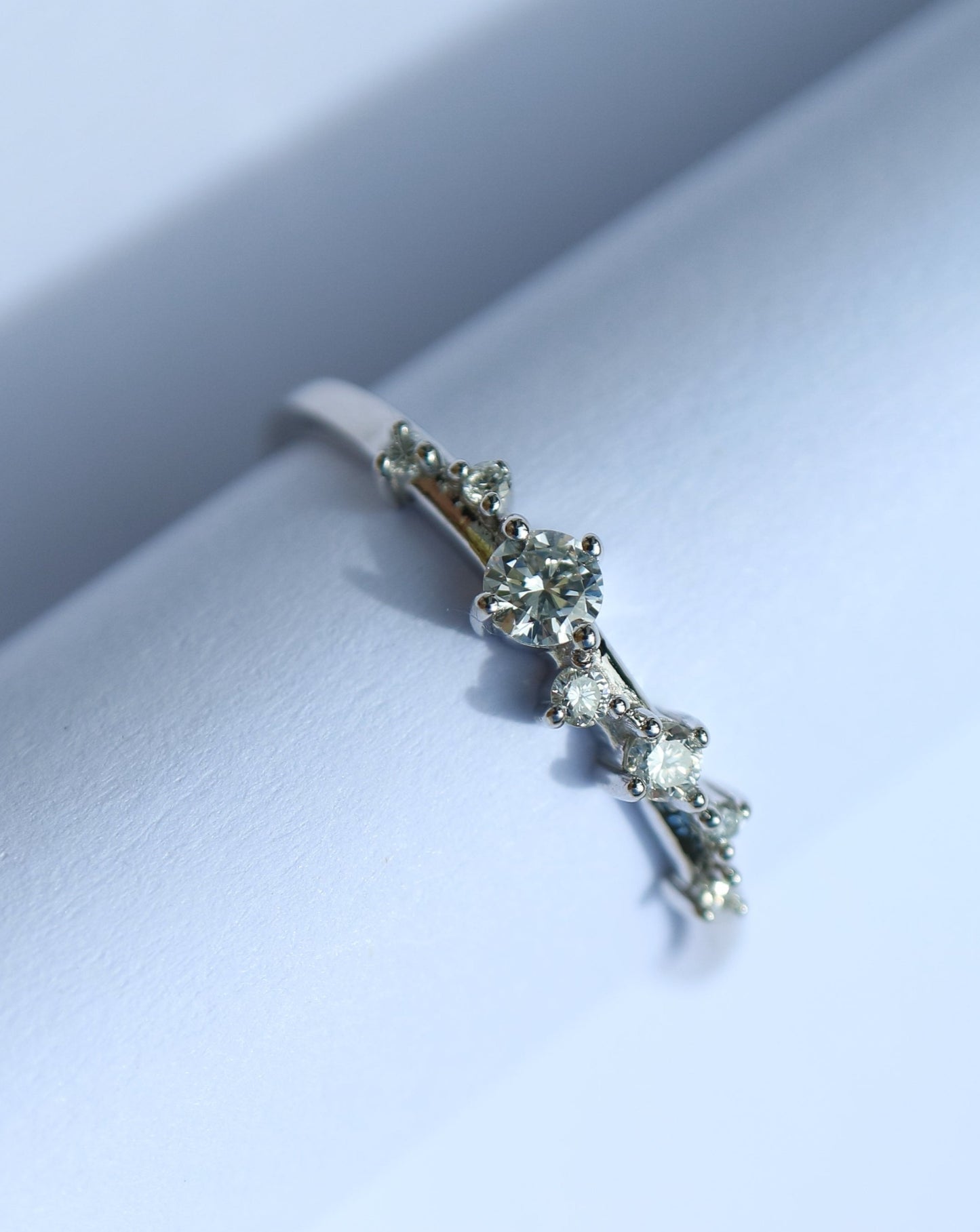 9ct white gold and diamonds ring