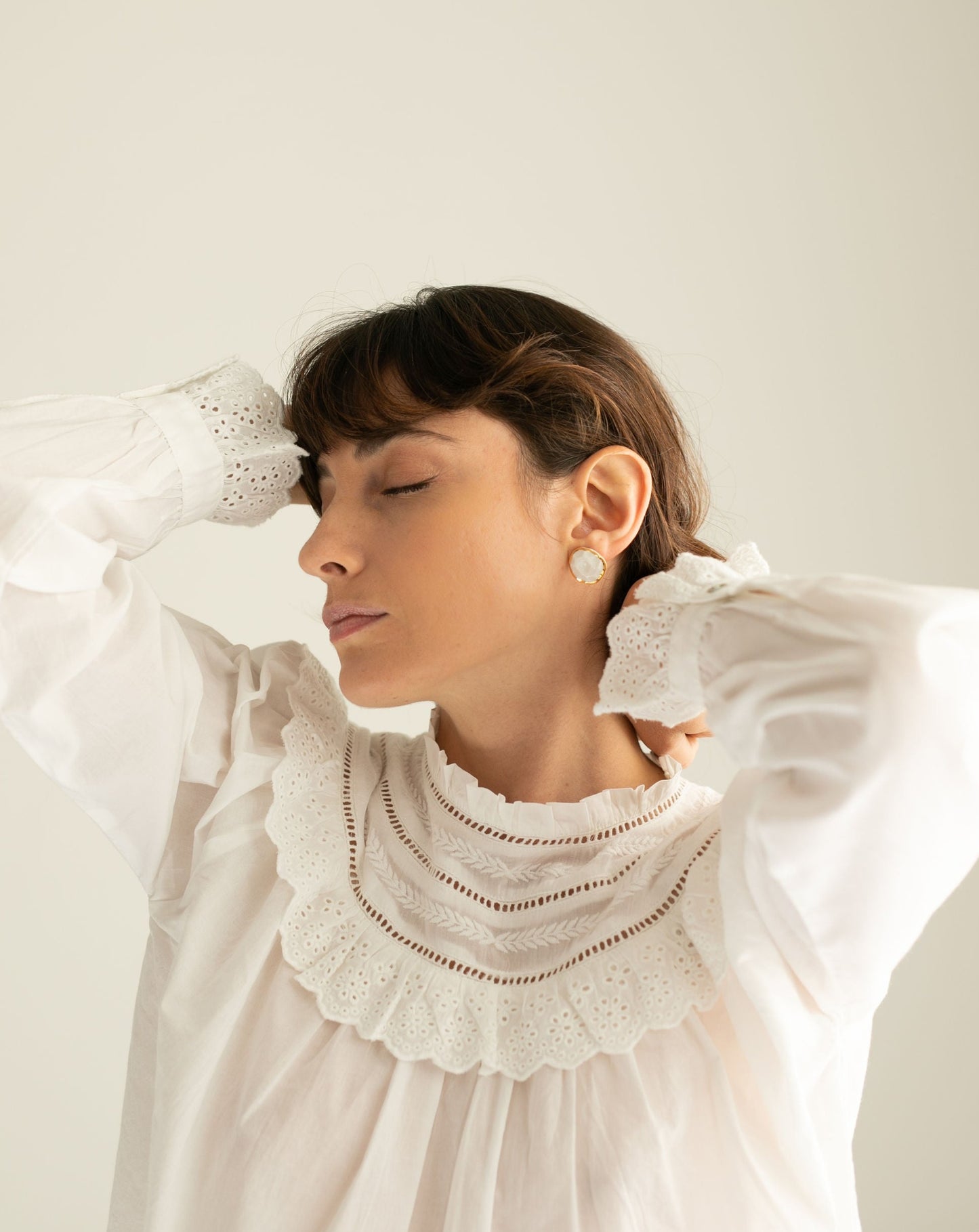 Round white and gold hammered porcelain earrings by Nina Bosch Jewellery