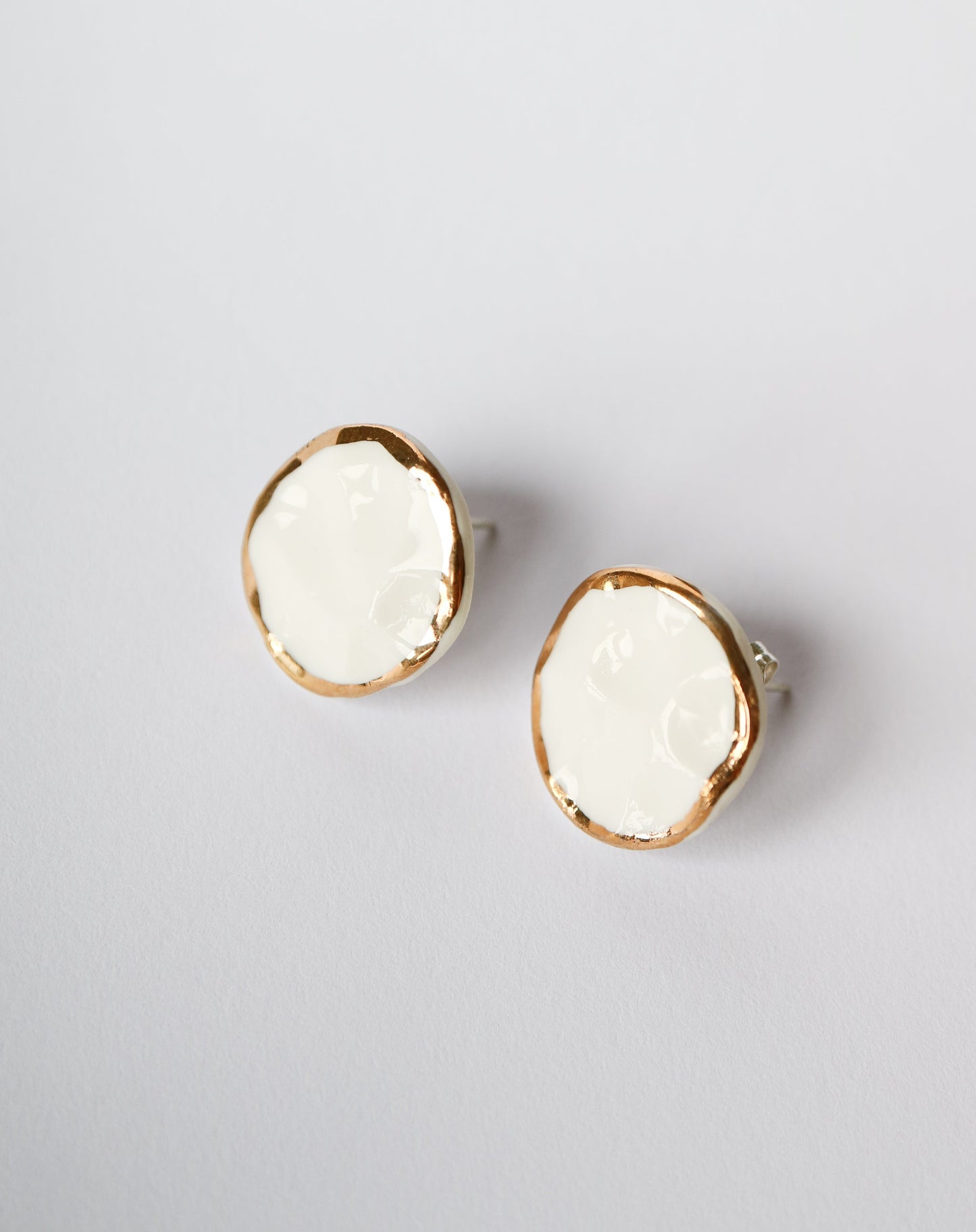 Round white and gold hammered porcelain earrings by Nina Bosch Jewellery