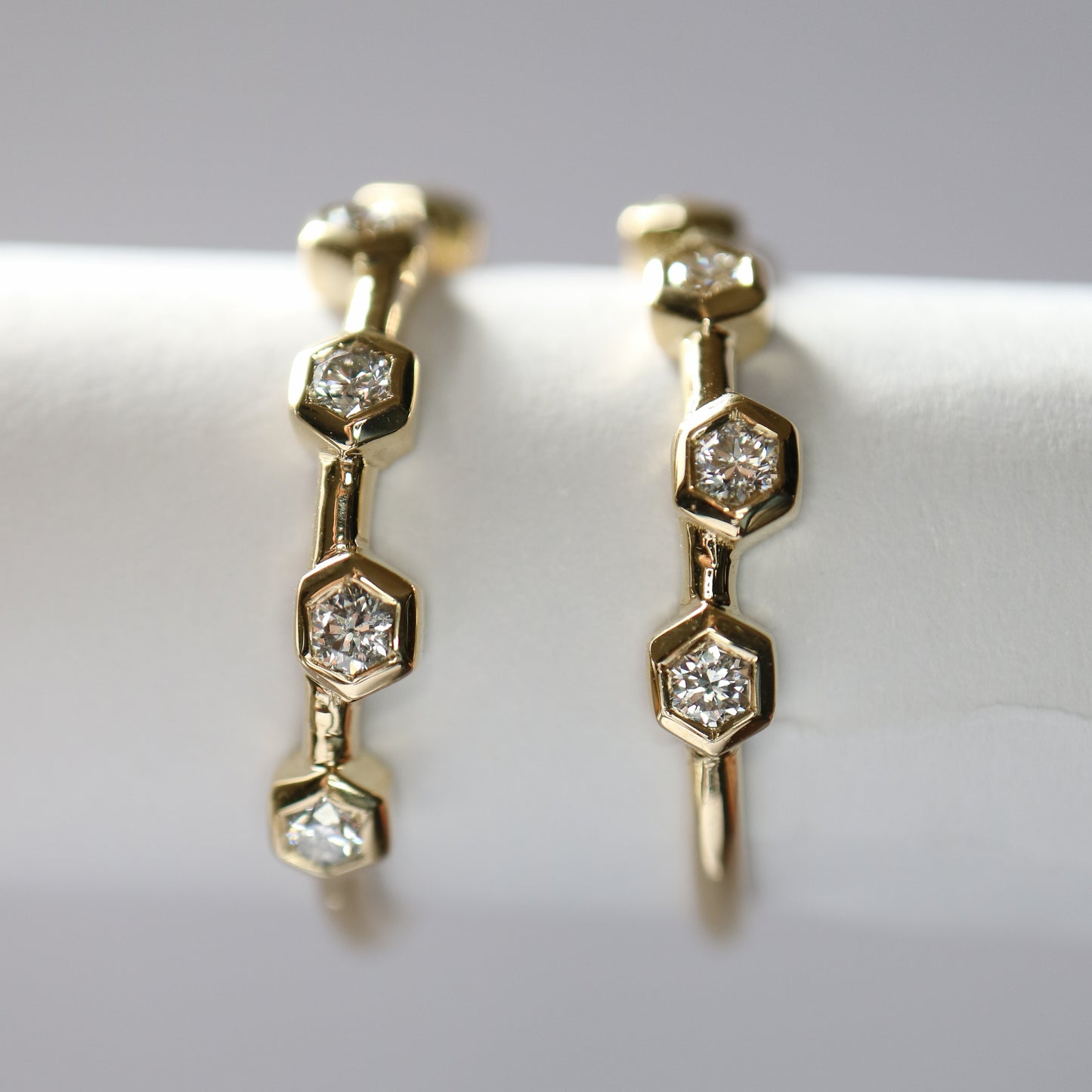 9kt gold Ring with lab grown diamonds by Refemme