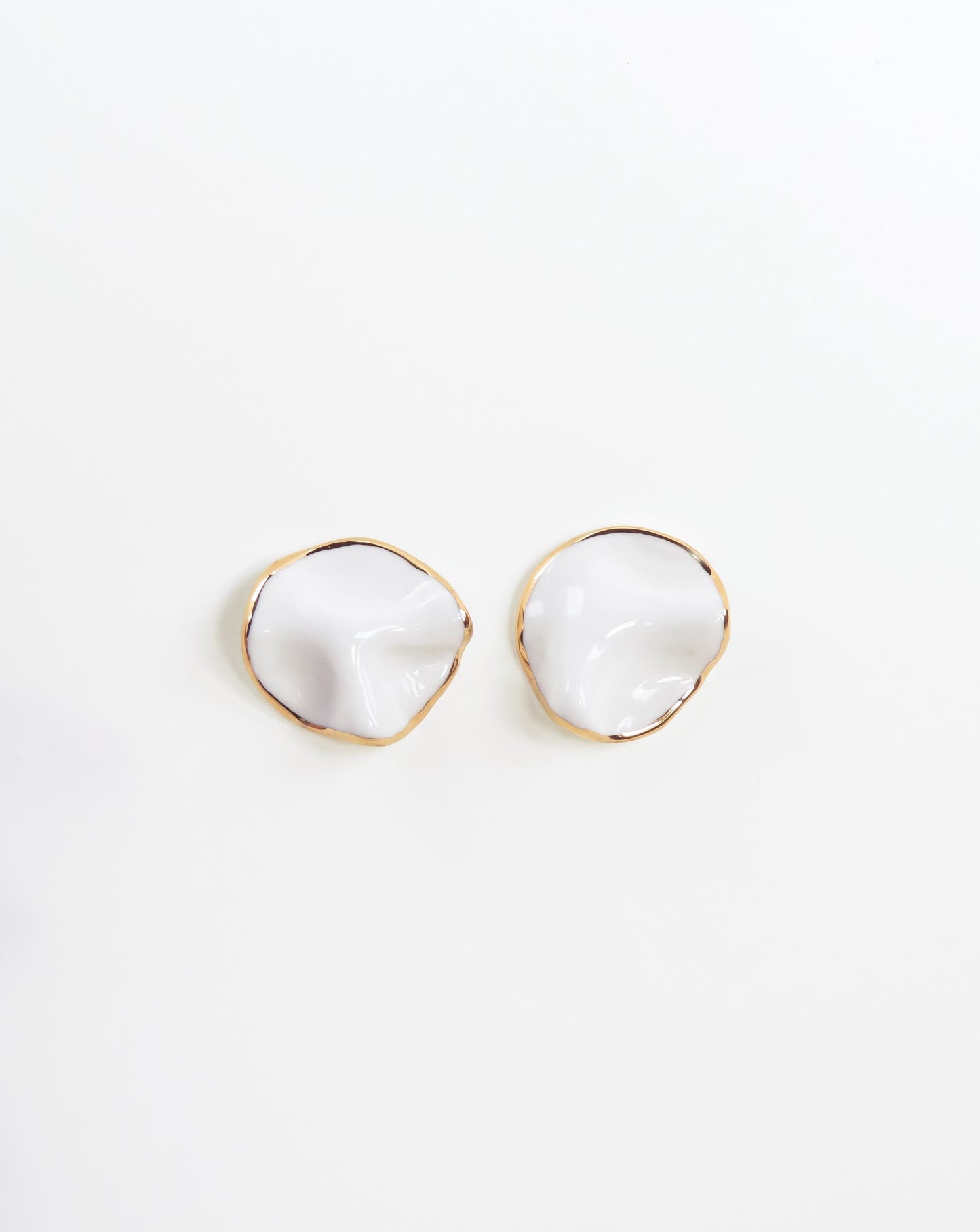 Round white and gold hammered porcelain earrings by Nina Bosch Jewellery
