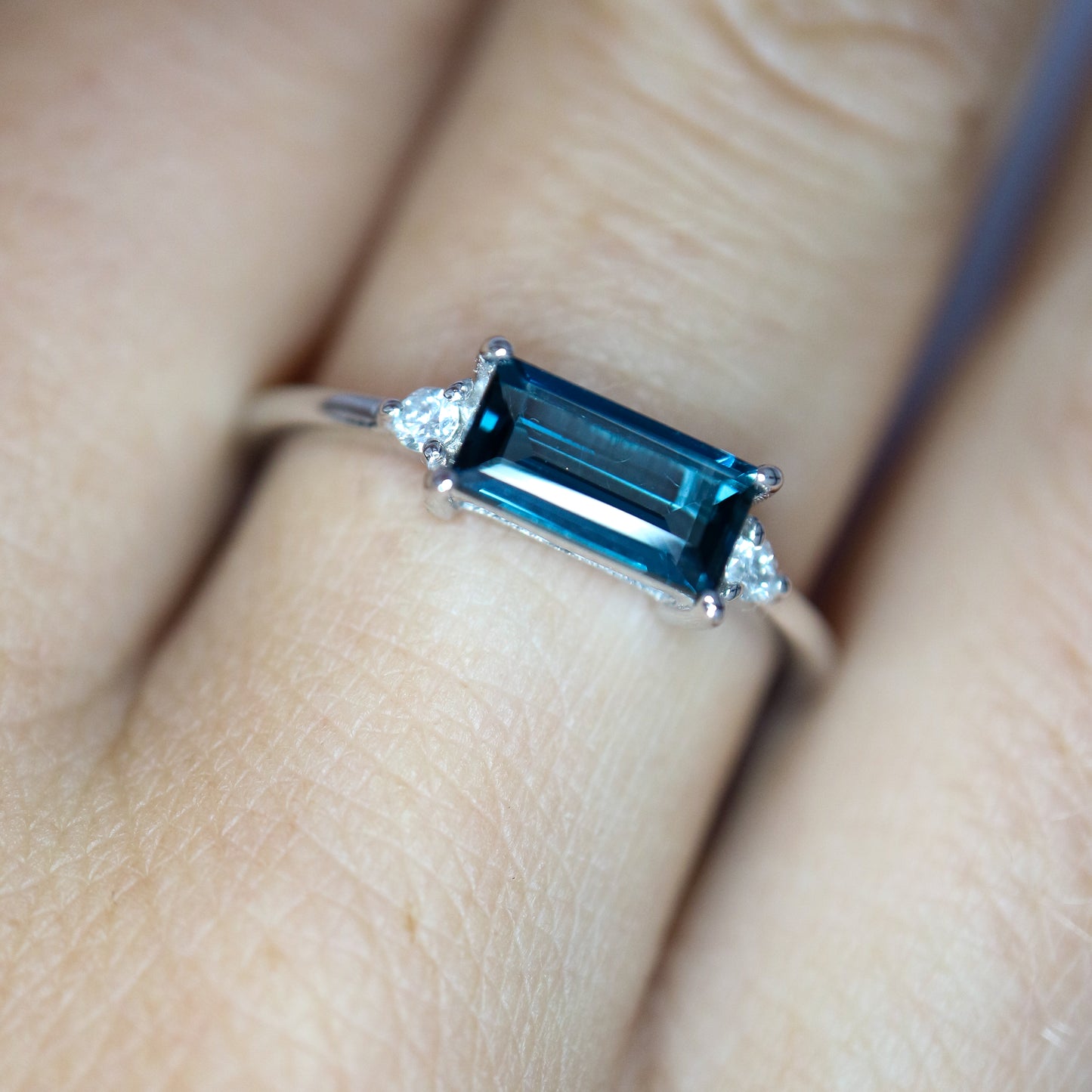 9kt white gold London Blue Topaz Baguette Ring