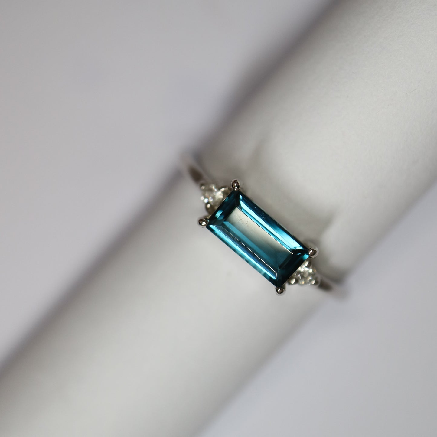 9ct white gold London Blue Topaz Baguette Ring