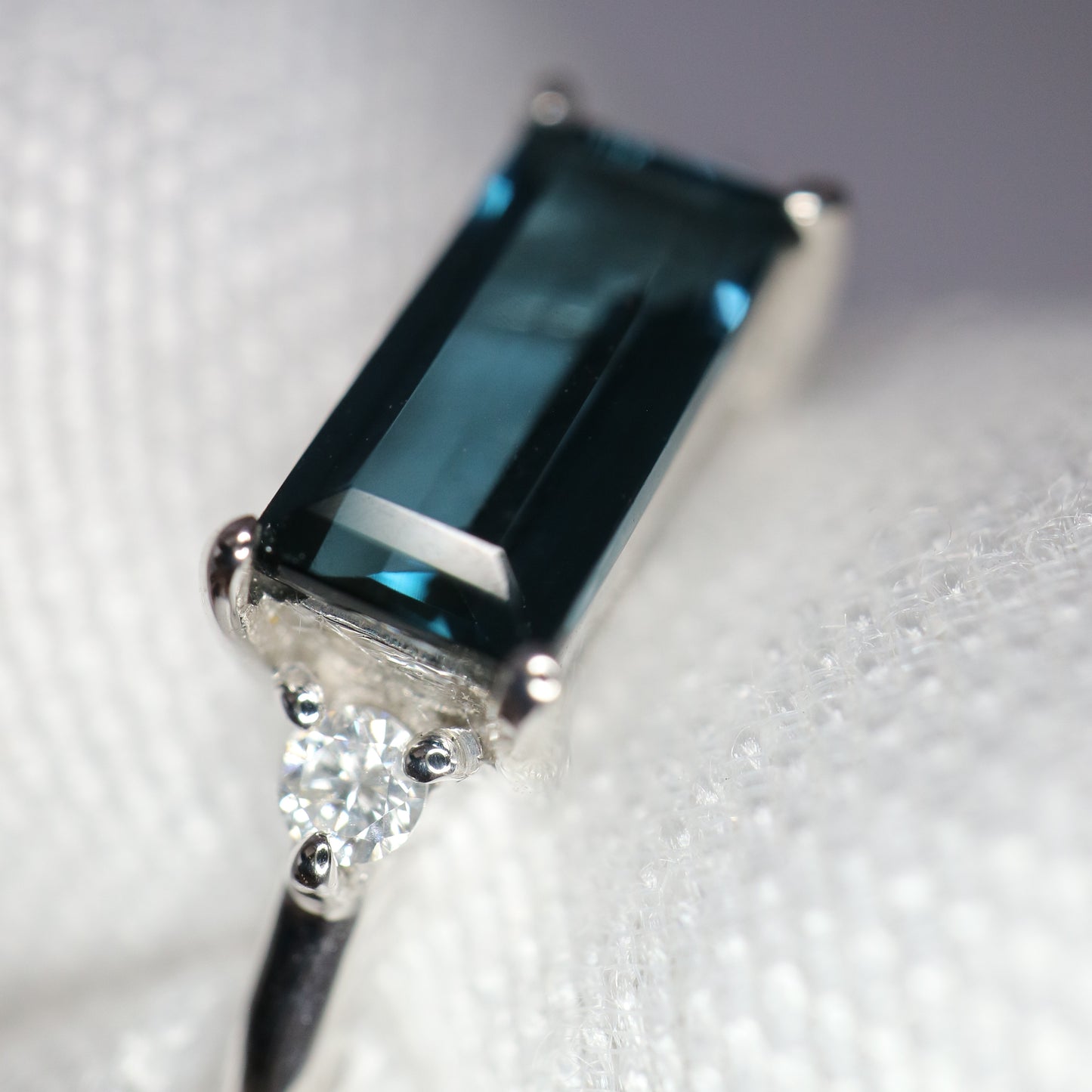 9ct white gold London Blue Topaz Baguette Ring