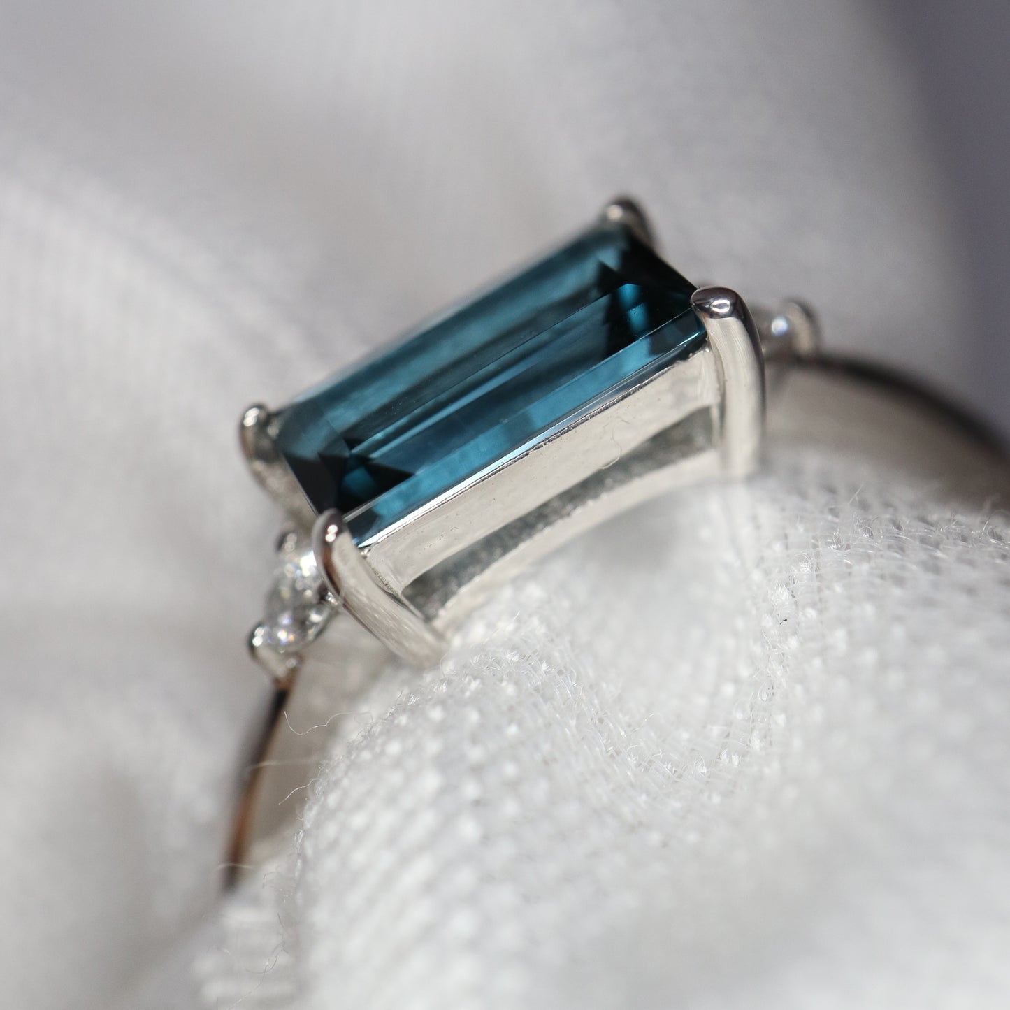 9ct white gold London Blue Topaz Baguette Ring