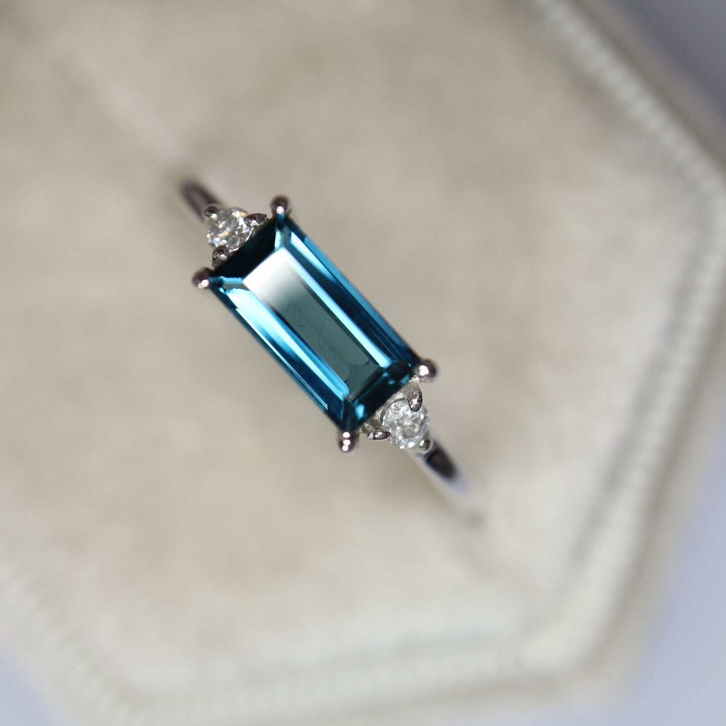 9kt white gold London Blue Topaz Baguette Ring