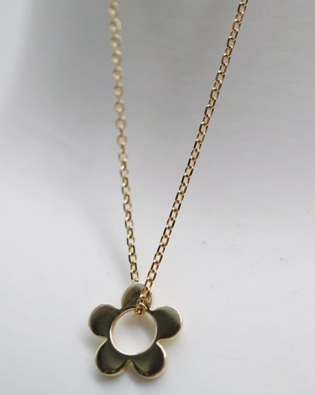 9kt gold daisy charm