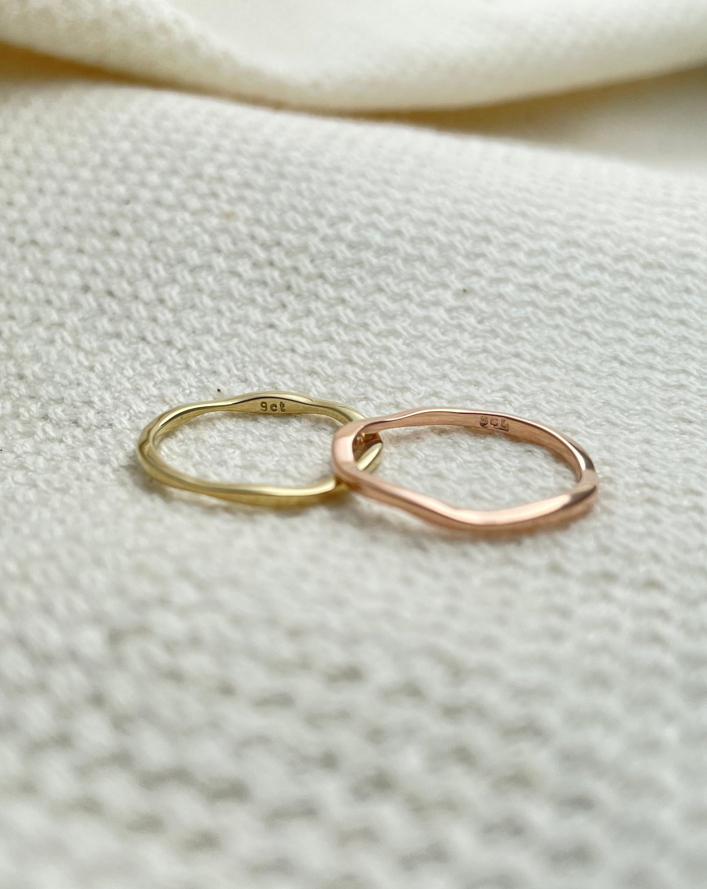 9kt Gold Wobble Band