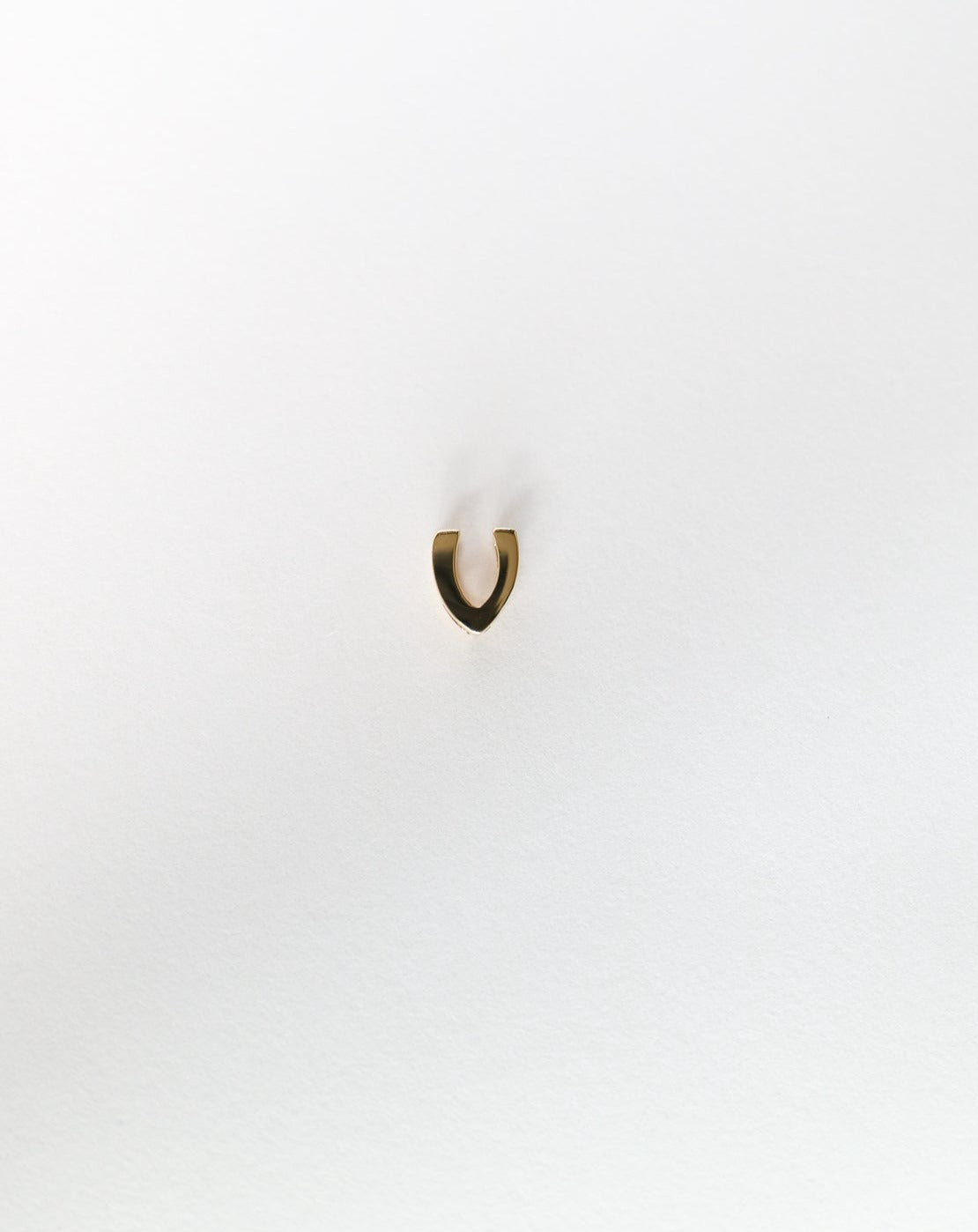 V initial charm letter pendant in 14kt gold