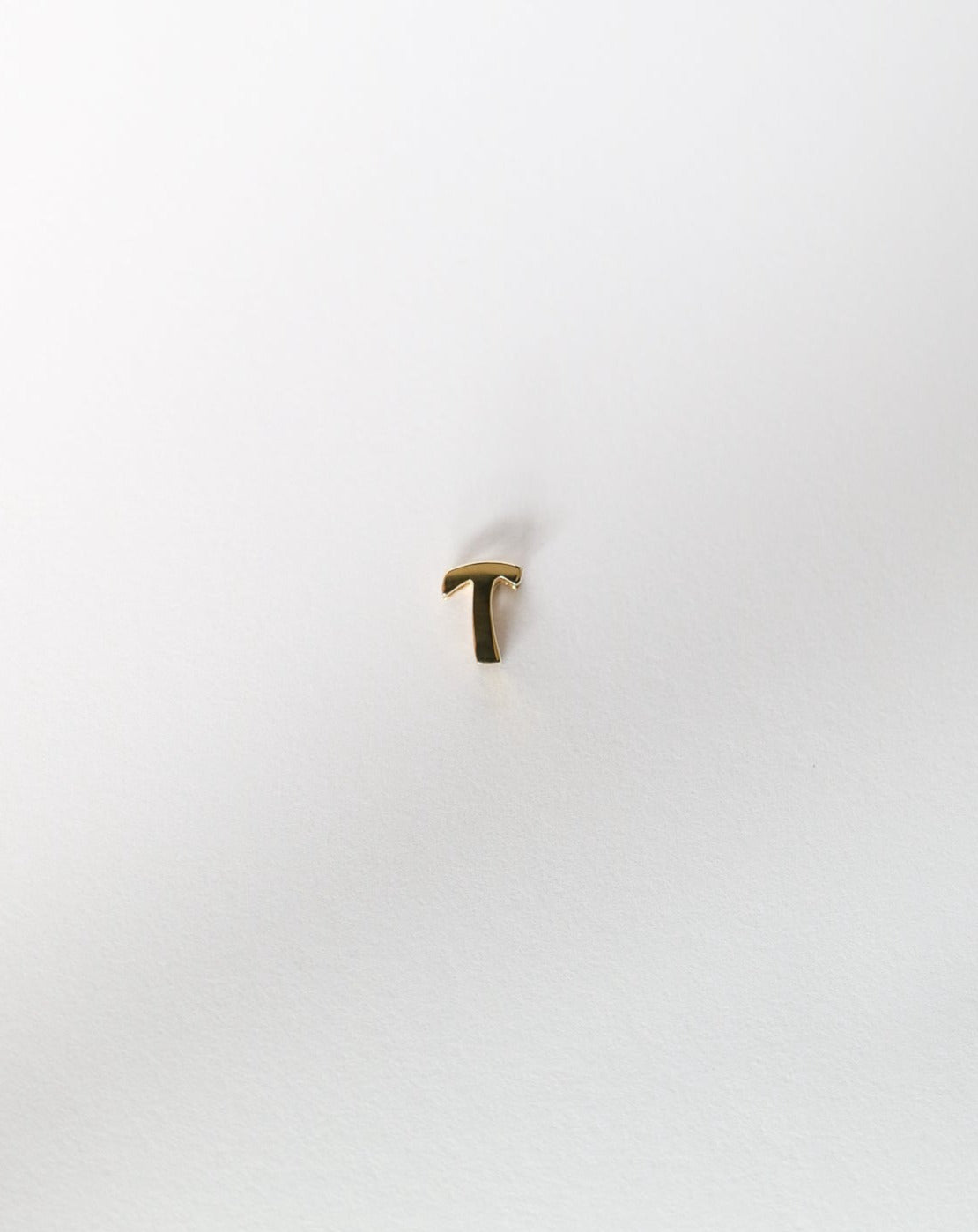 T initial charm letter pendant in 14kt gold