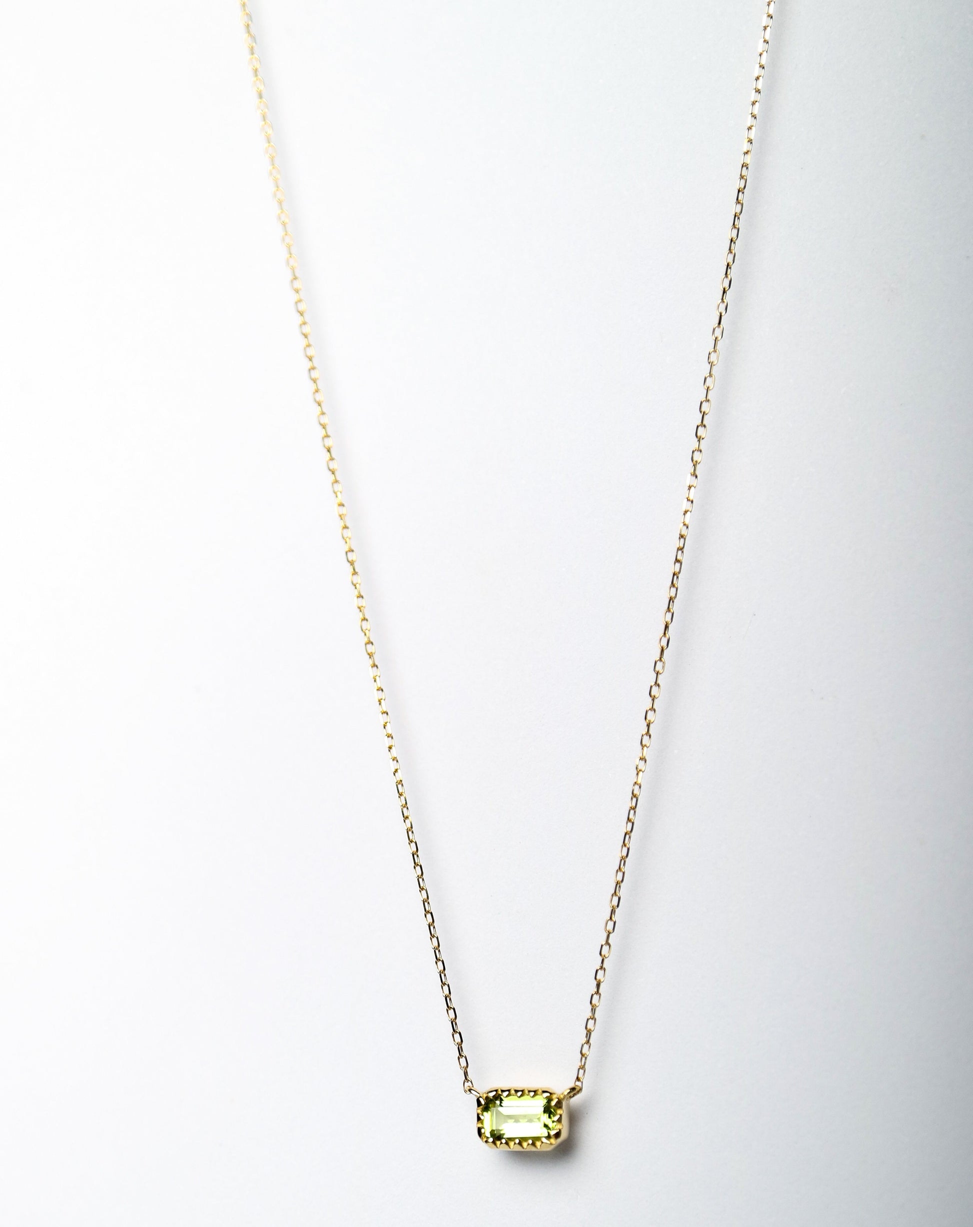 9kt gold Pendant with baguette-cut olivine pendant