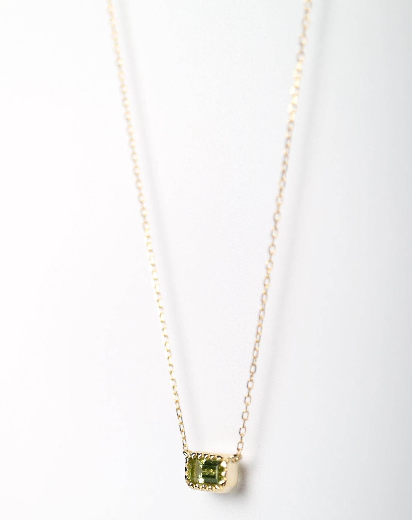 9kt gold Pendant with baguette-cut olivine pendant