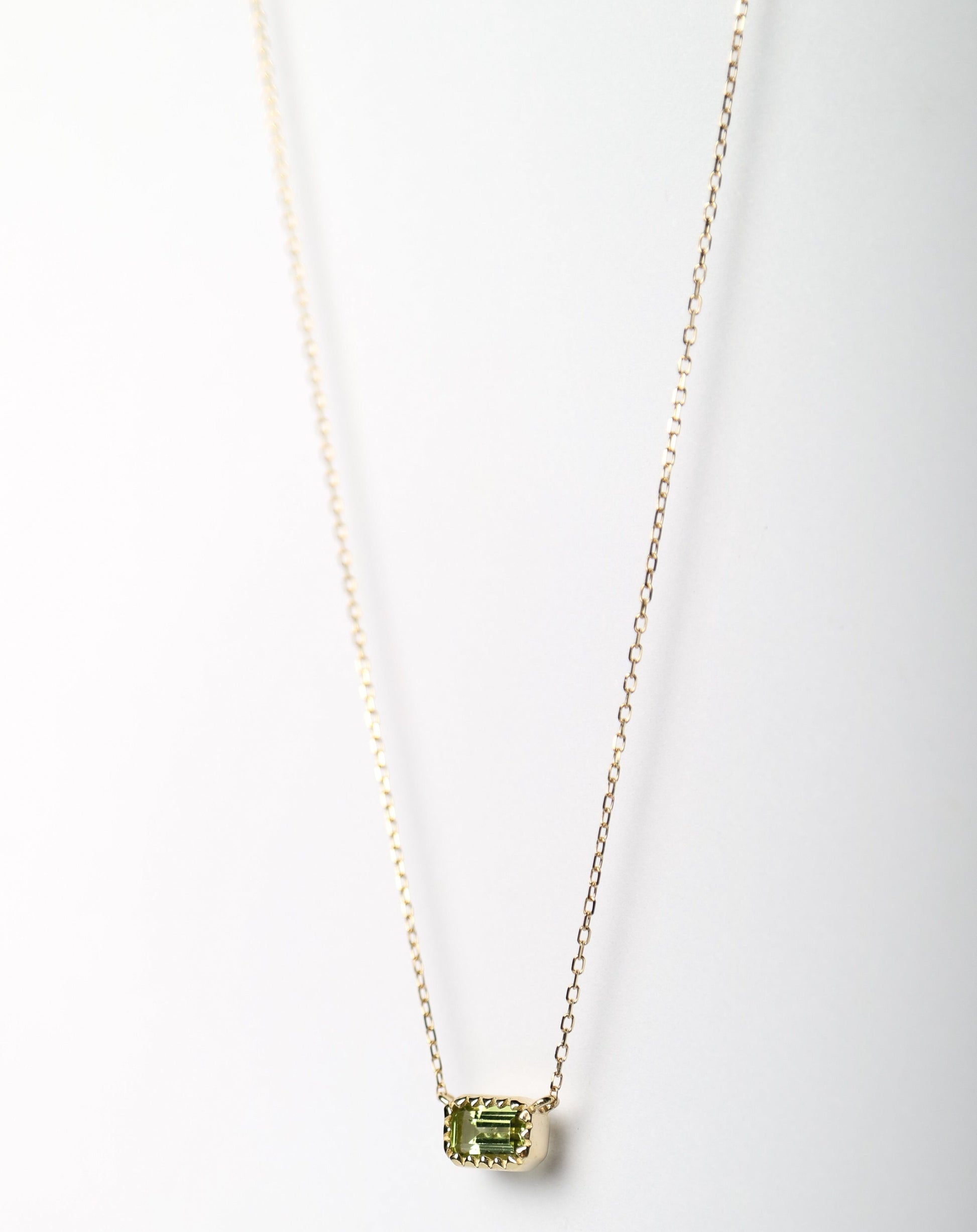 9kt gold Pendant with baguette-cut olivine pendant