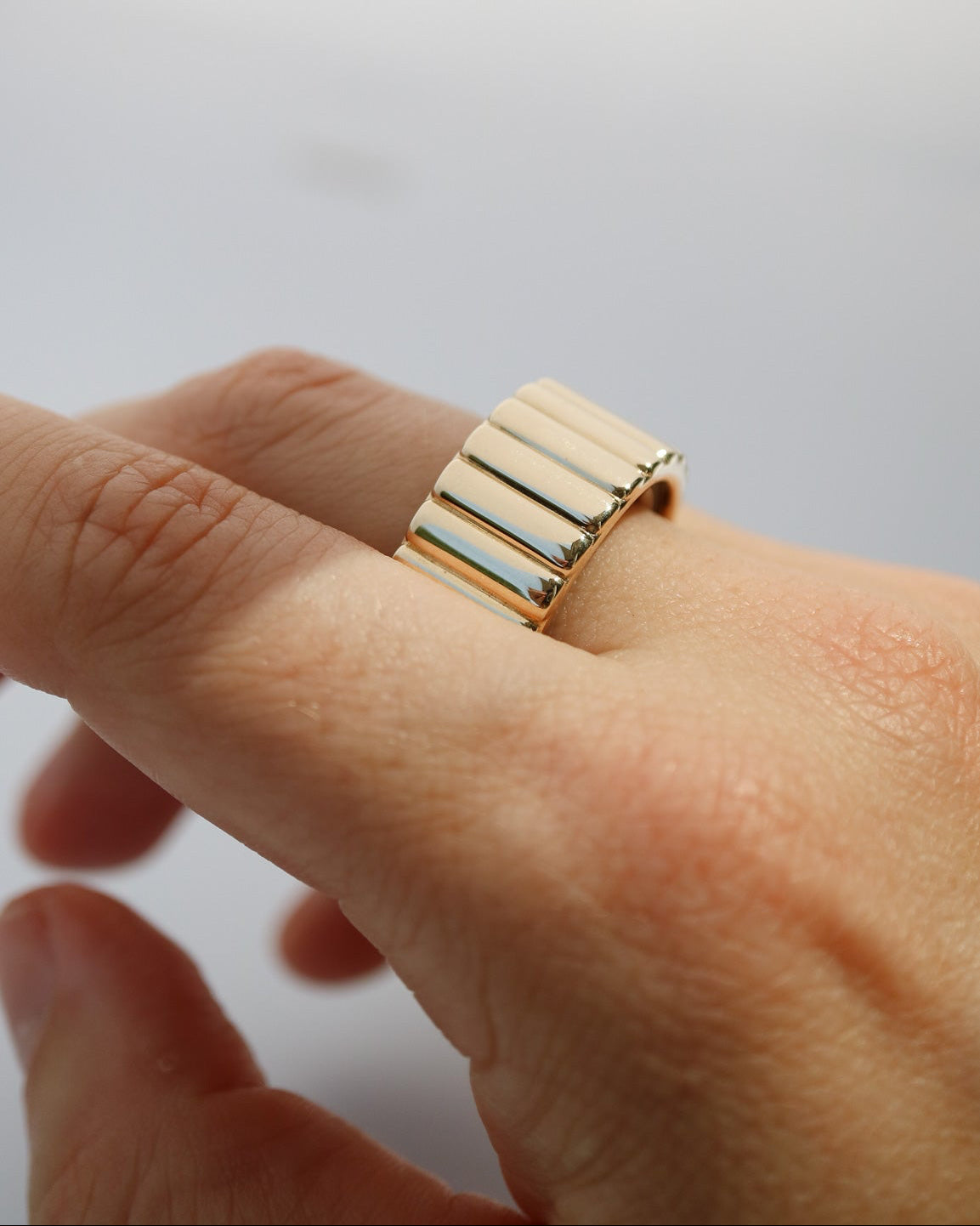 9k gold Oura Ring Jacket with ribbed design