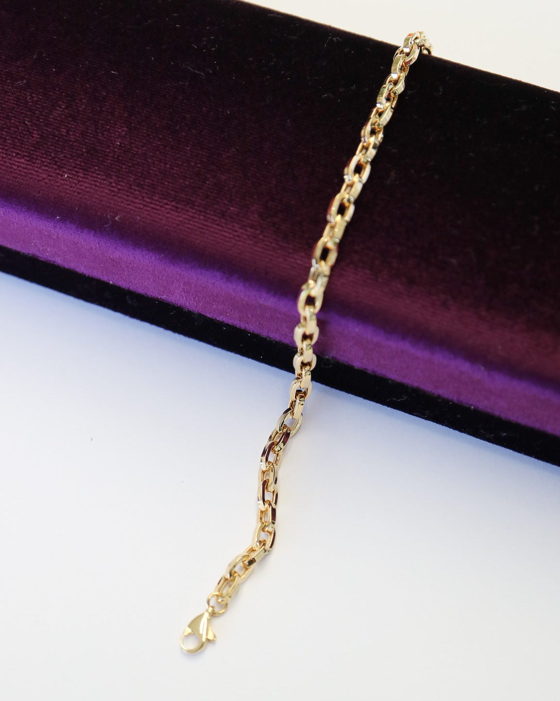 9kt solid gold Paperclip Cable Bracelet featuring polished elongated links and a modern gold chain design.