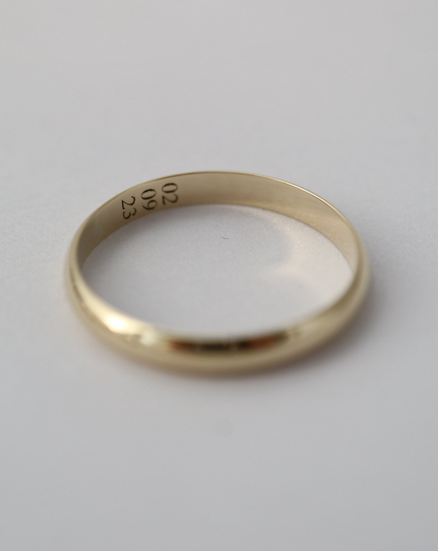 9kt gold Men's Ring Band (2mm wide)
