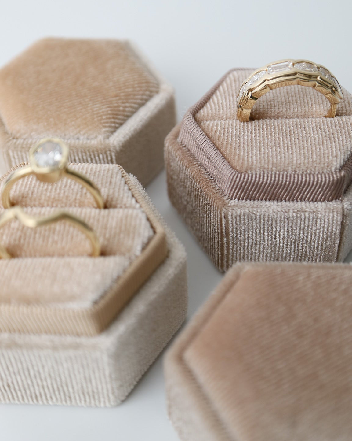 Beige hexagonal double ring slot box