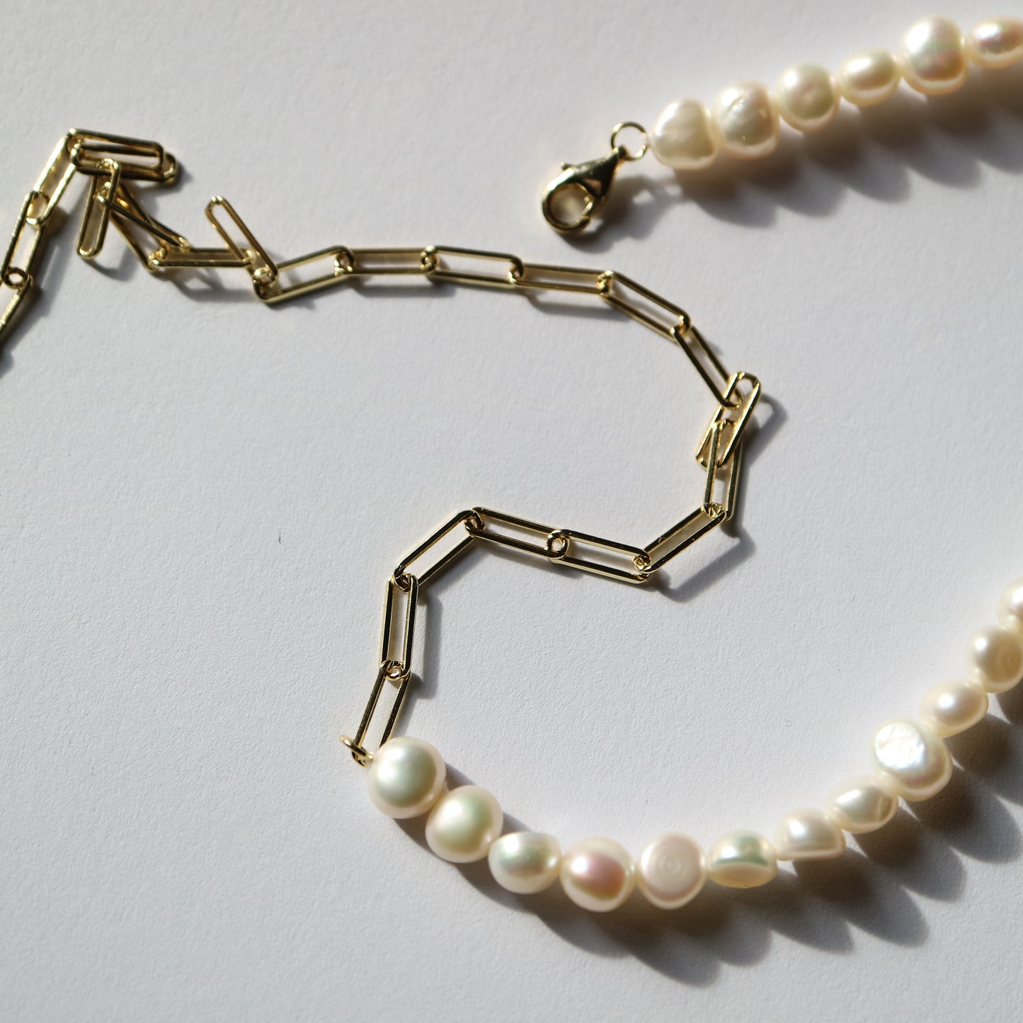 Pearly Necklace with Paperclip Chain in gold