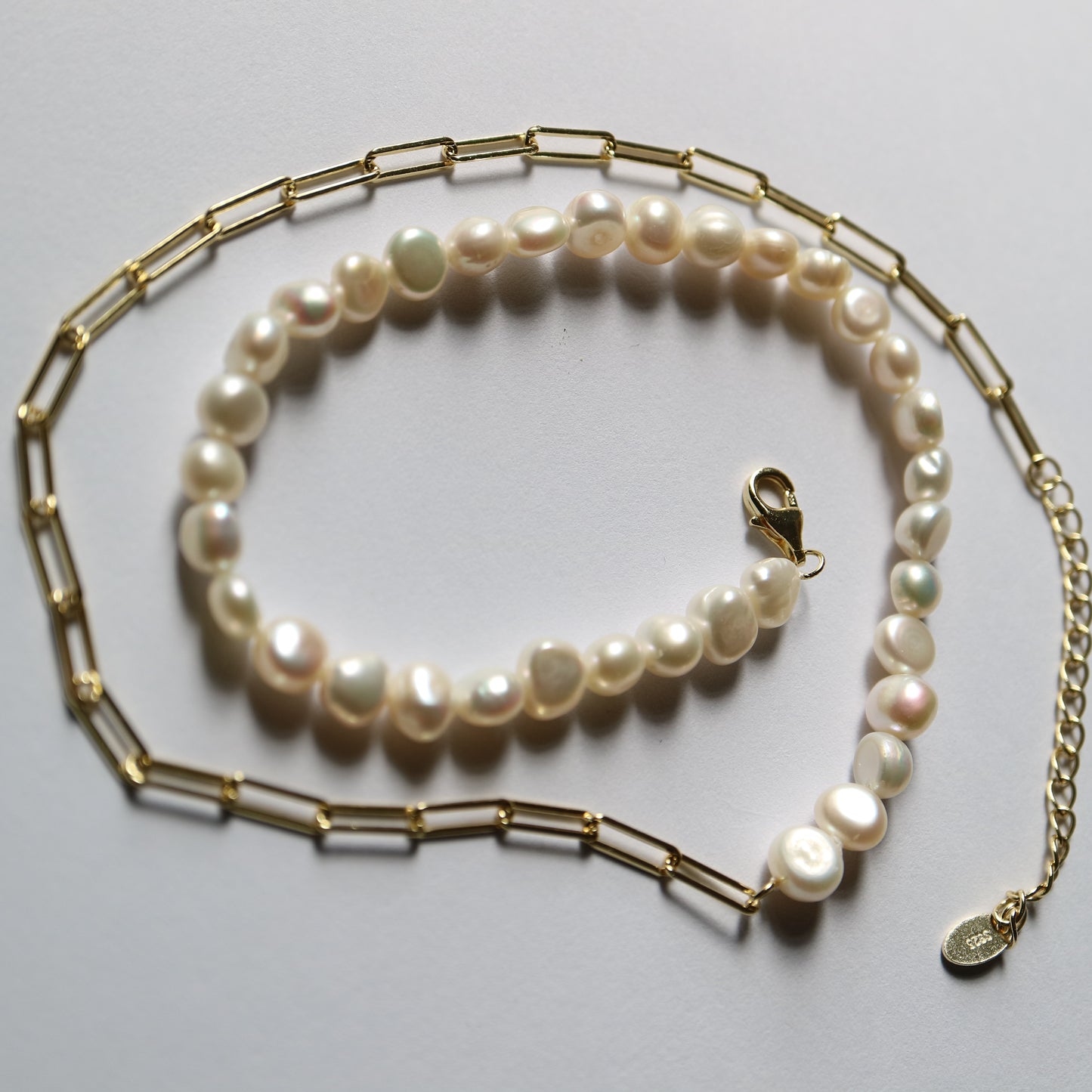 Pearly Necklace with Paperclip Chain in gold