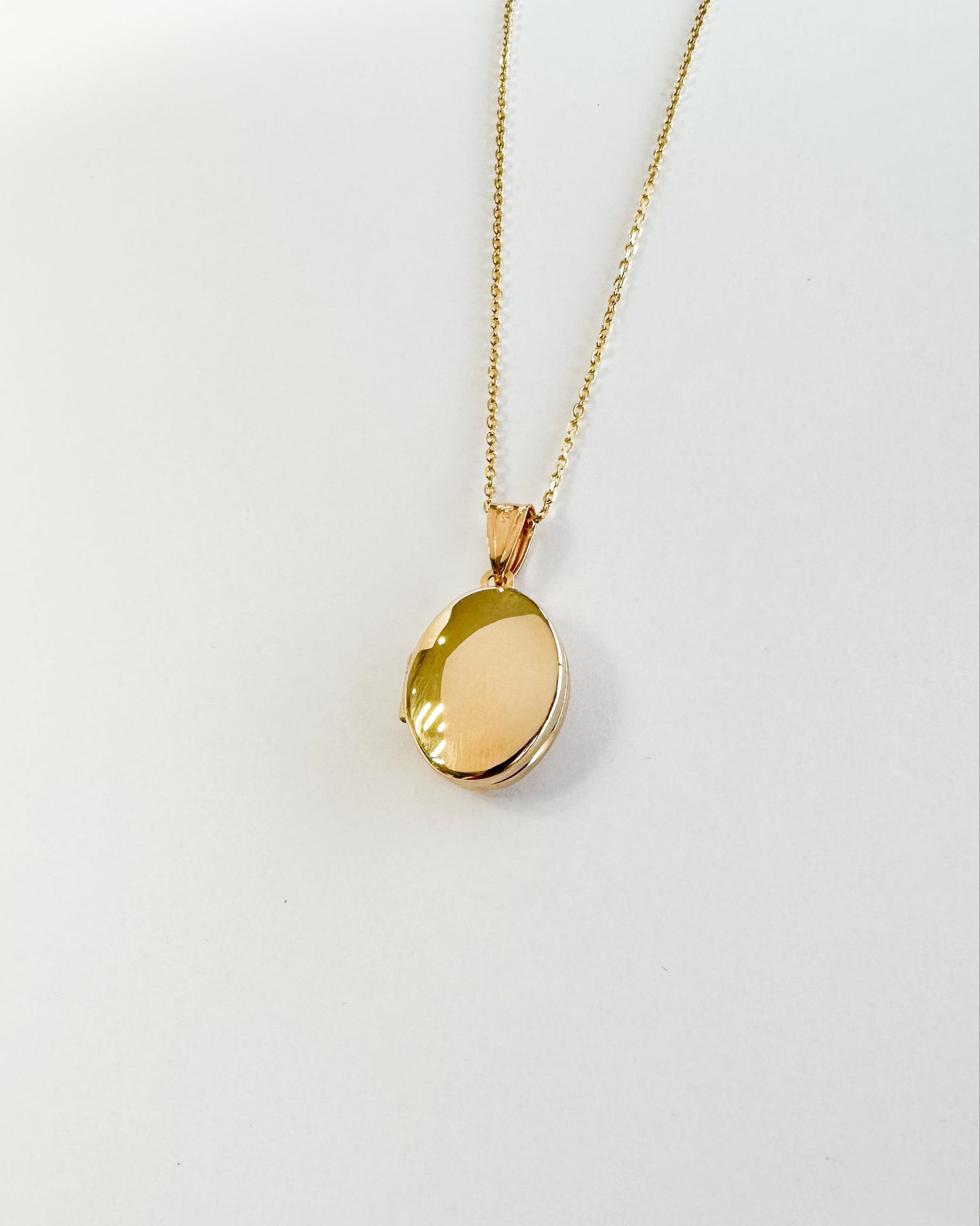 9ct gold Oval Locket Collective Co