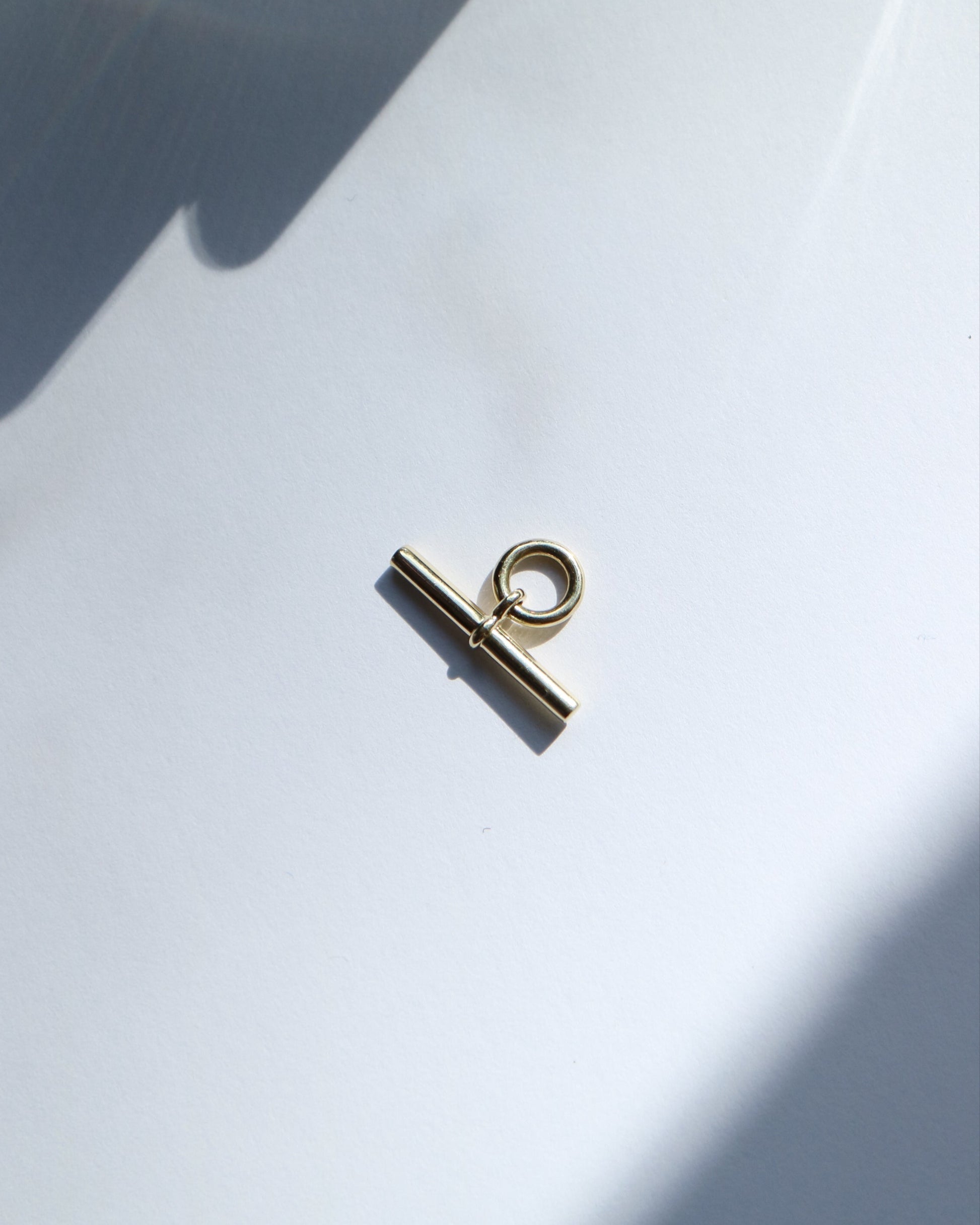9ct gold toggle clasp pendant
