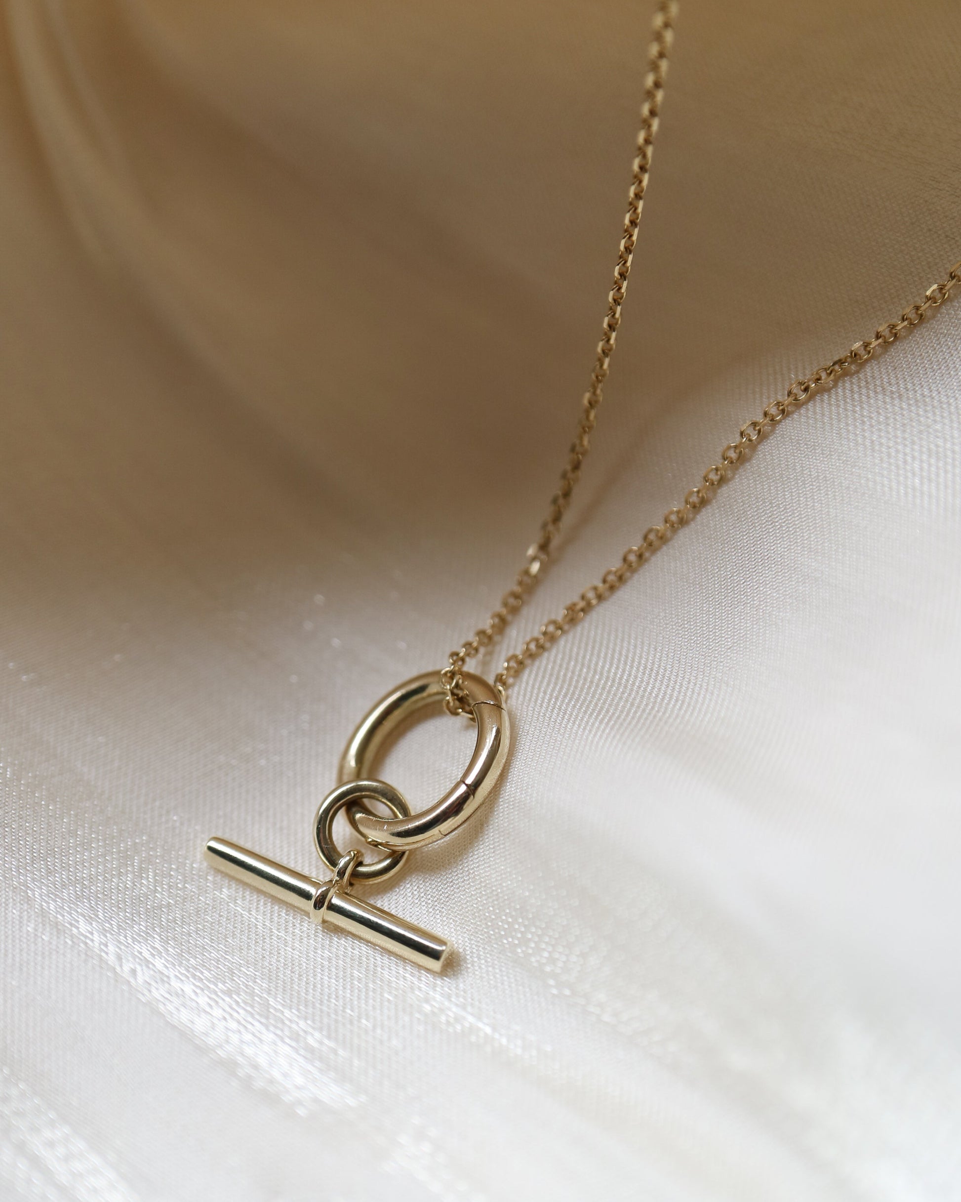 9ct gold toggle clasp pendant