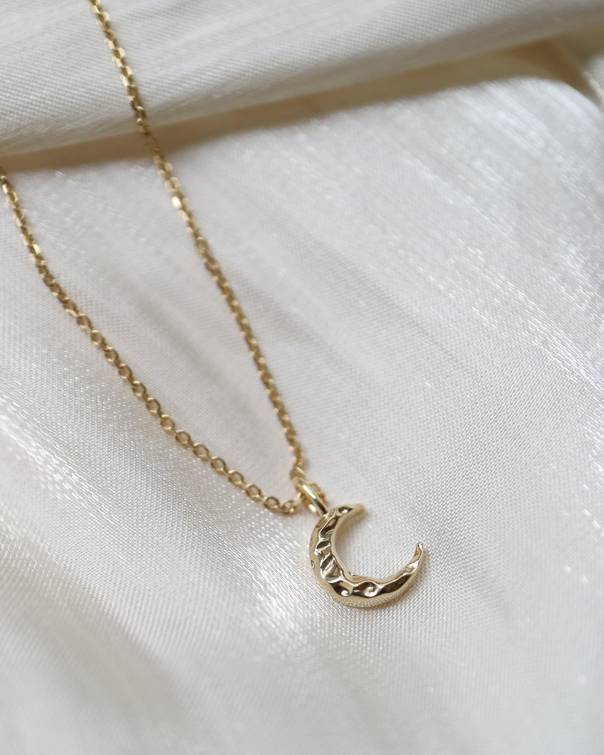9ct yellow gold crescent moon pendant
