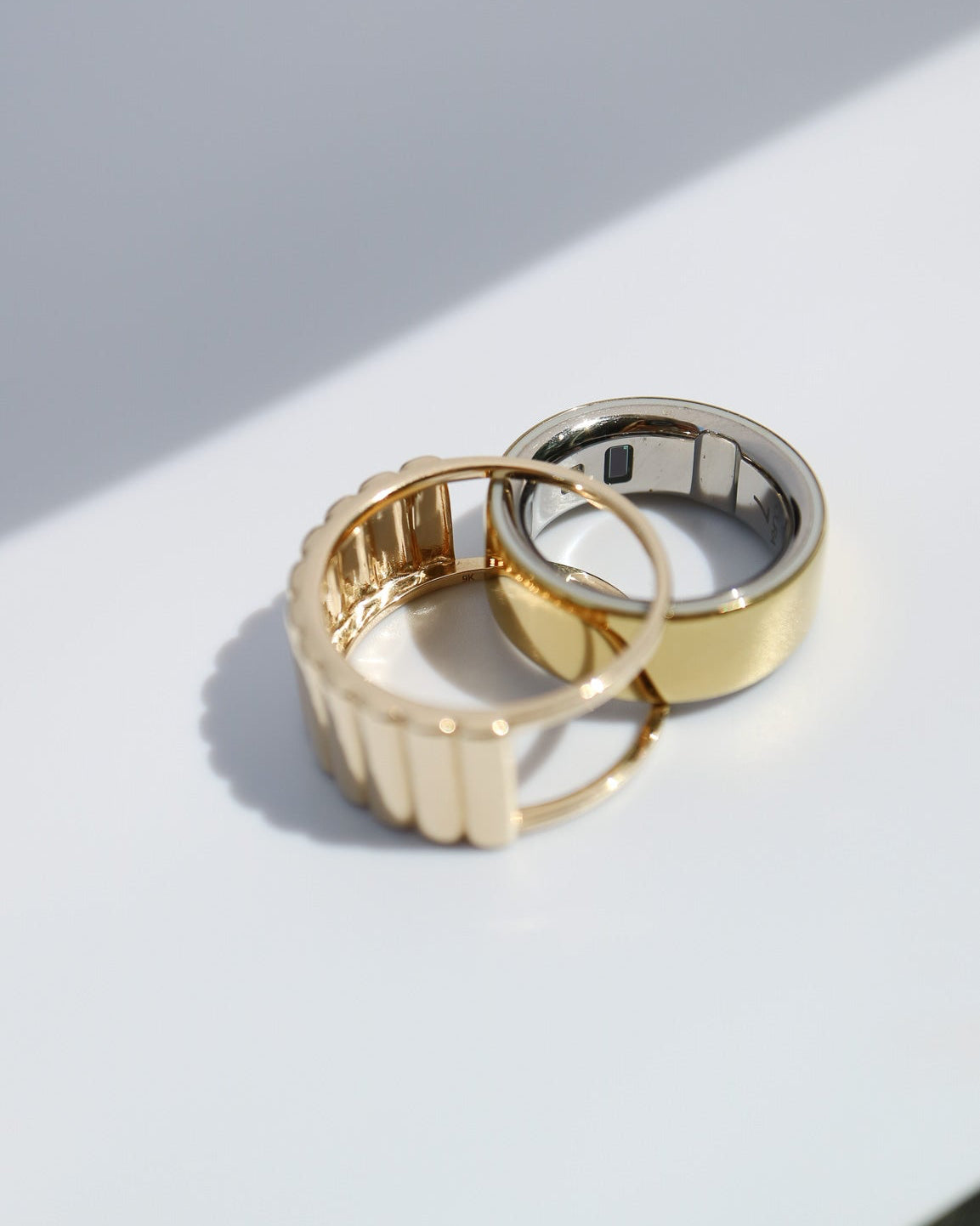 Image showing how Oura Ring slots into 9ct gold Oura Ring Jacket