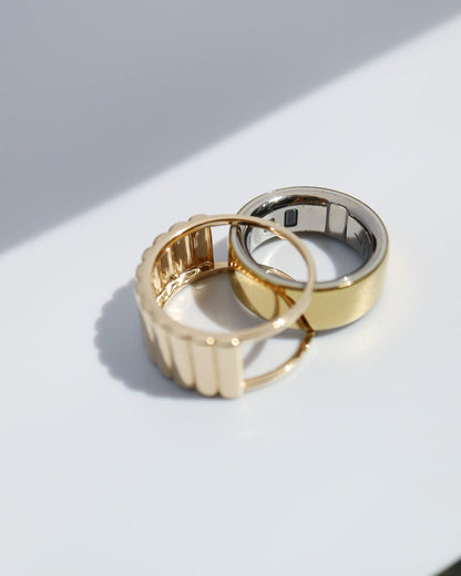 Image showing how Oura Ring slots into 9ct gold Oura Ring Jacket