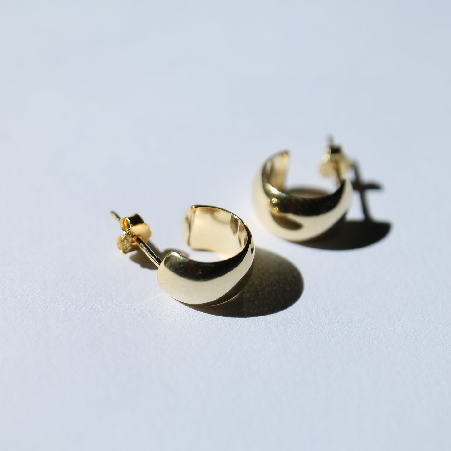 C-shaped domed earrings in gold