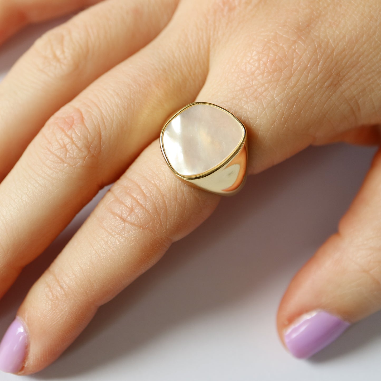 Athena Ring in gold with mother of pearl