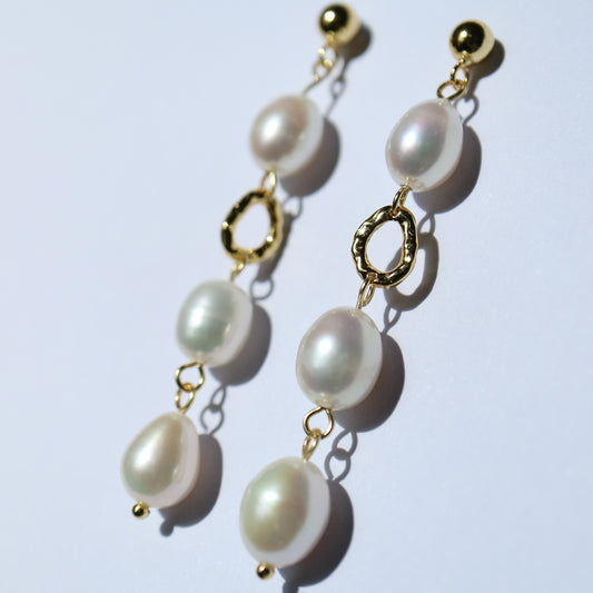 Classic Pearl and gold dangling earrings