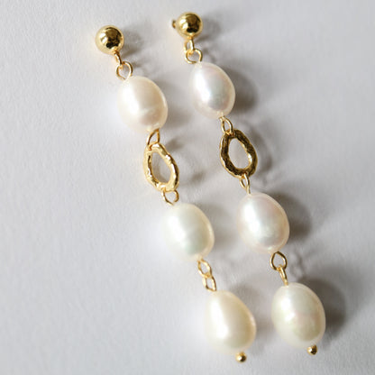 Classic Pearl and gold dangling earrings