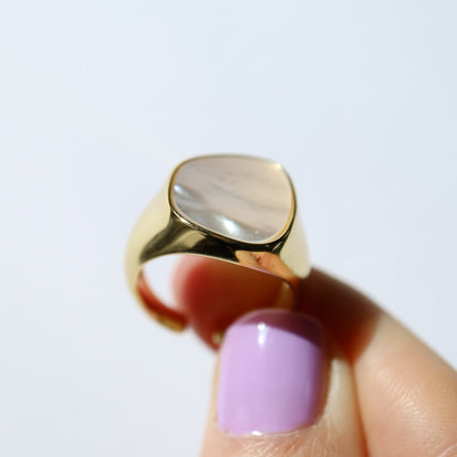 Athena Ring in gold with mother of pearl