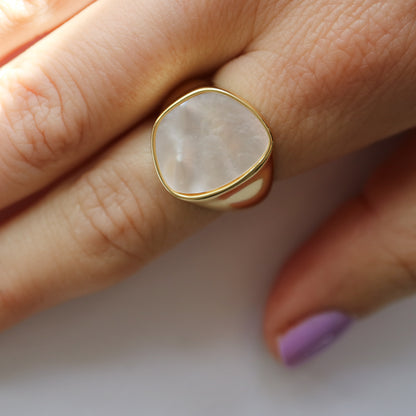 Athena Ring in gold with mother of pearl