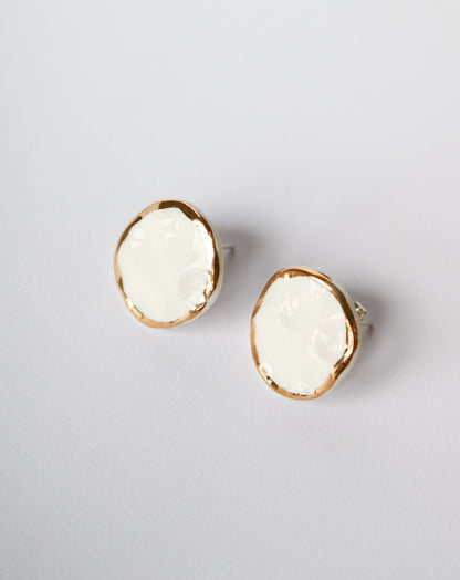 Round white and gold hammered porcelain earrings by Nina Bosch Jewellery