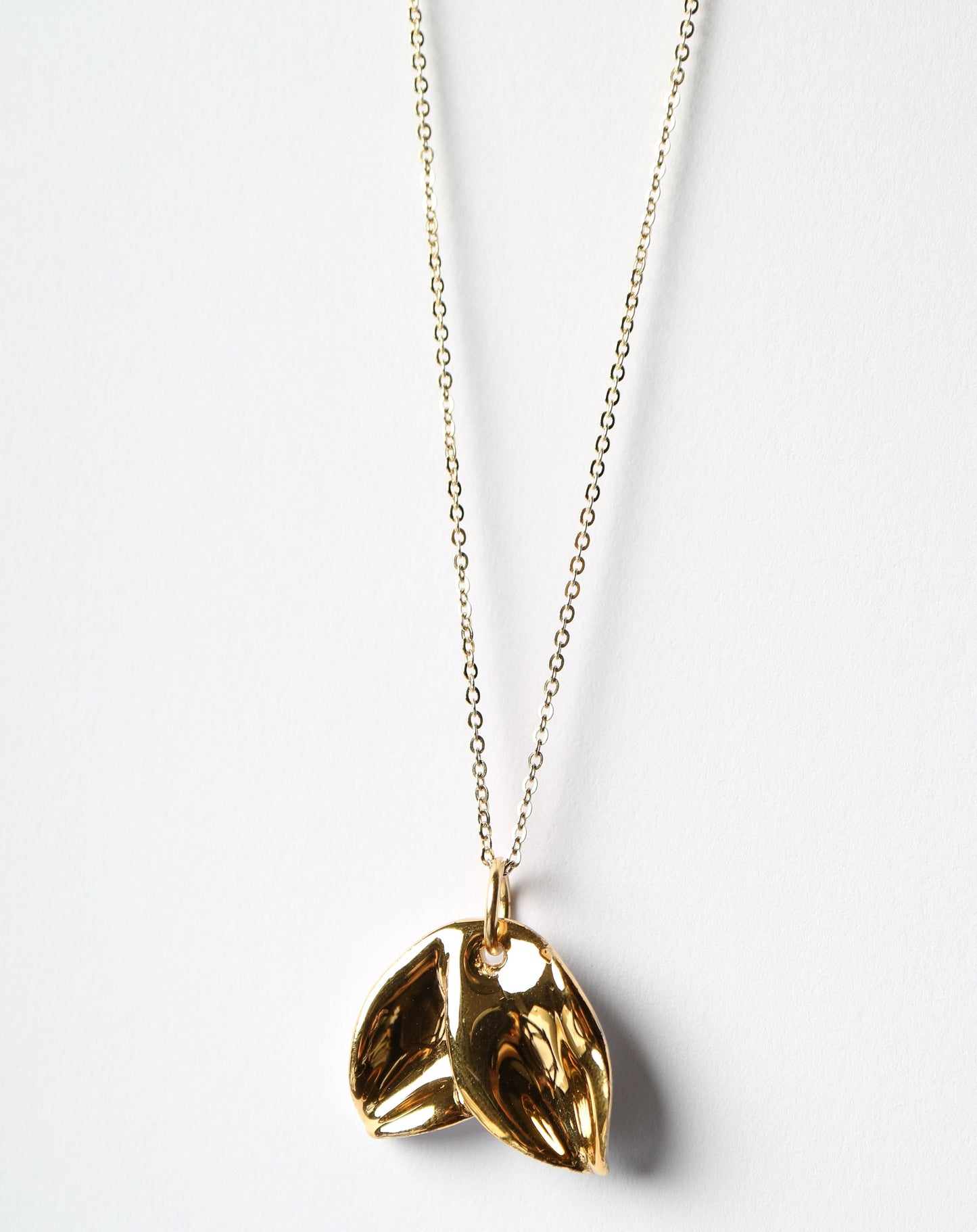 Wild Orchid Porcelain necklace in gold