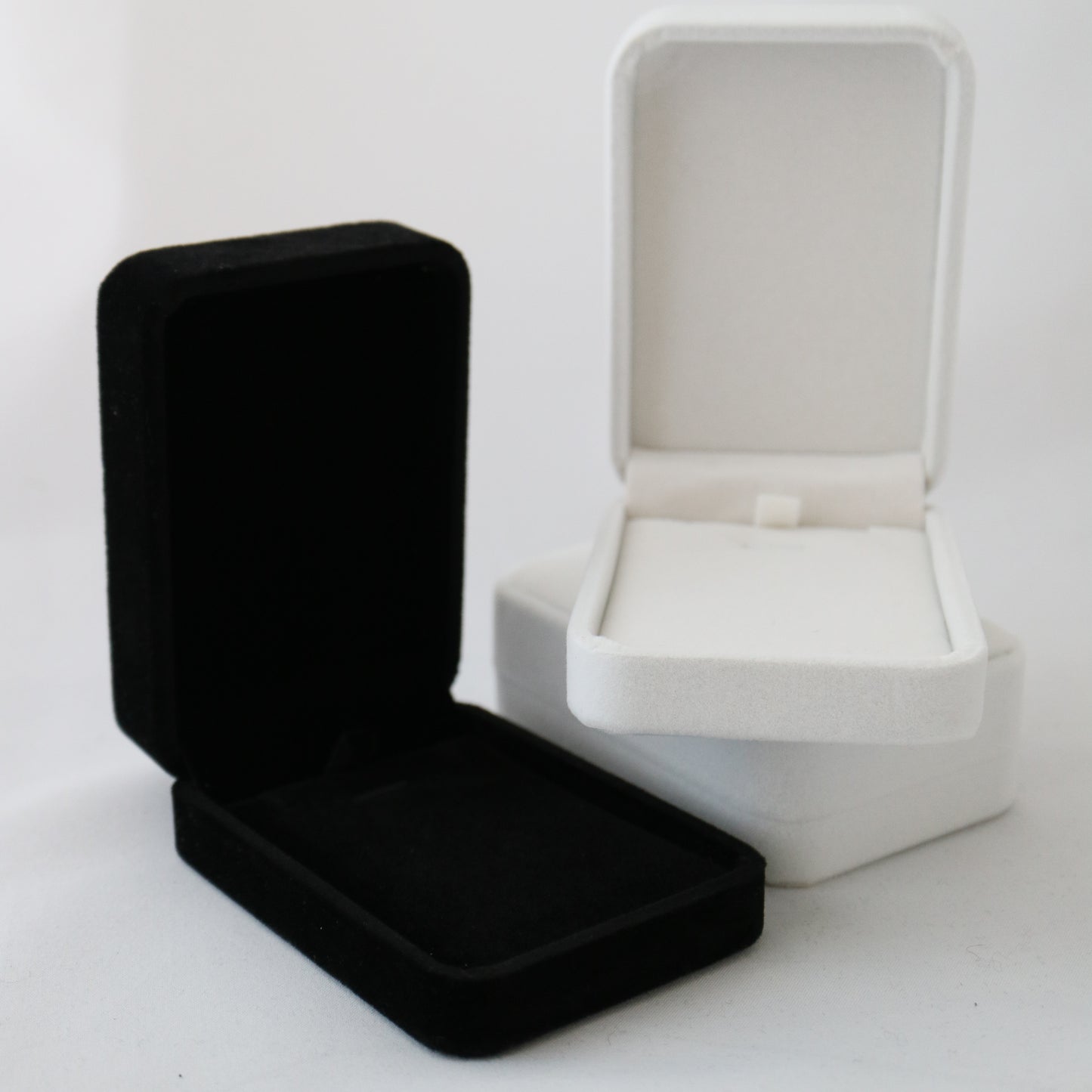 Velvet necklace boxes in white and black