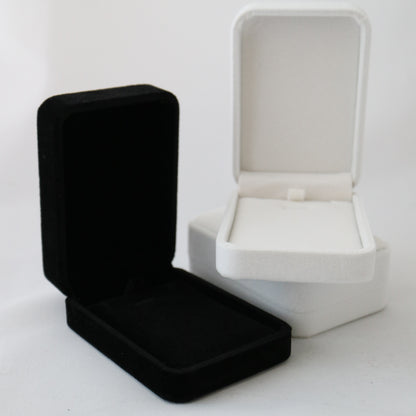 Velvet necklace boxes in white and black