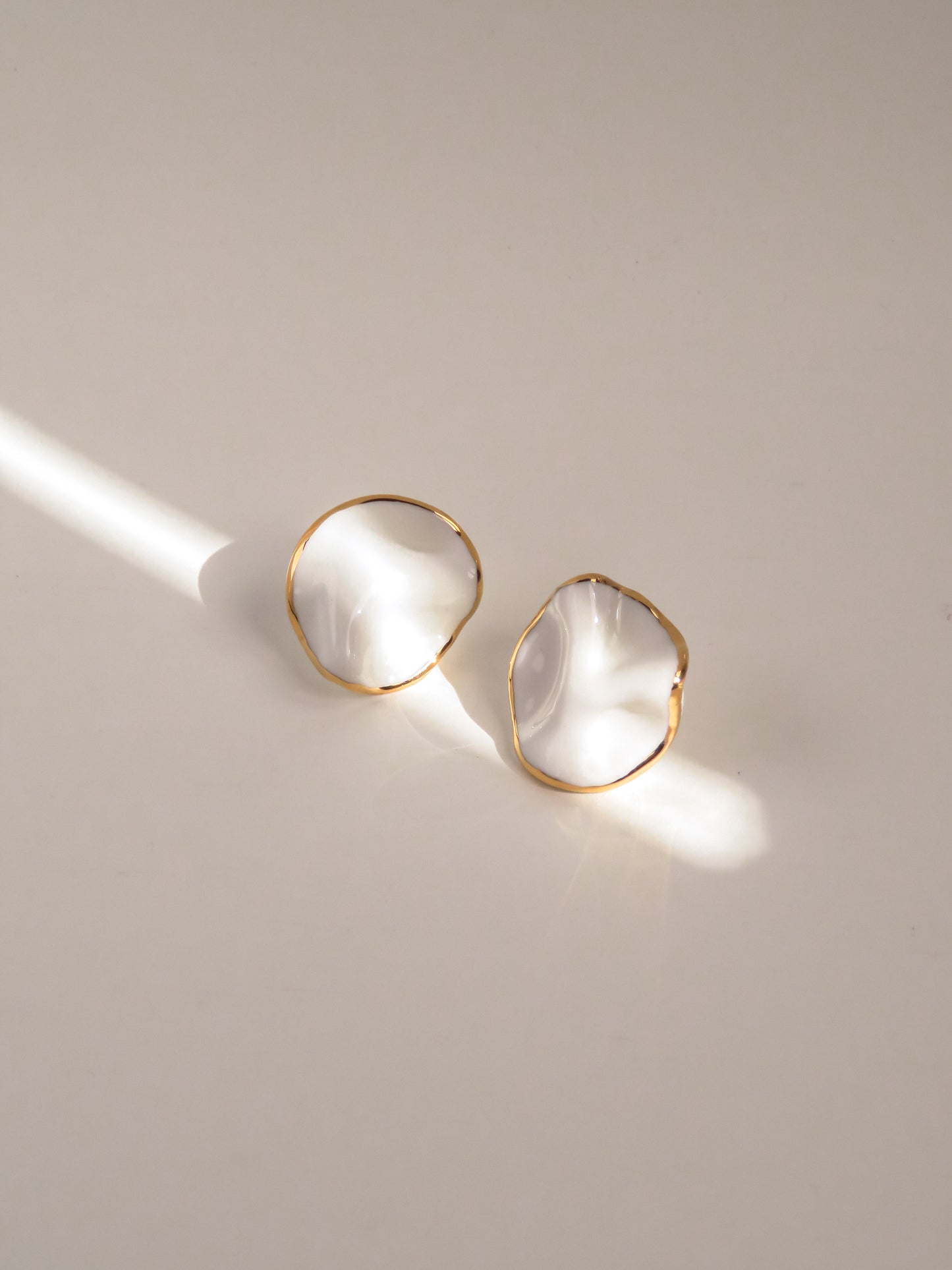 Round white and gold hammered porcelain earrings by Nina Bosch Jewellery