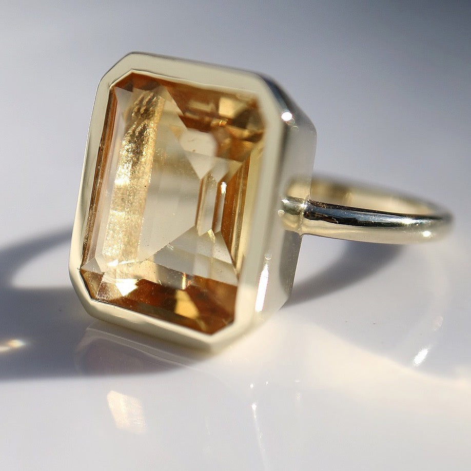 9ct gold ring with large citrine gemstone