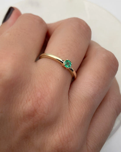 9kt gold ring with emerald