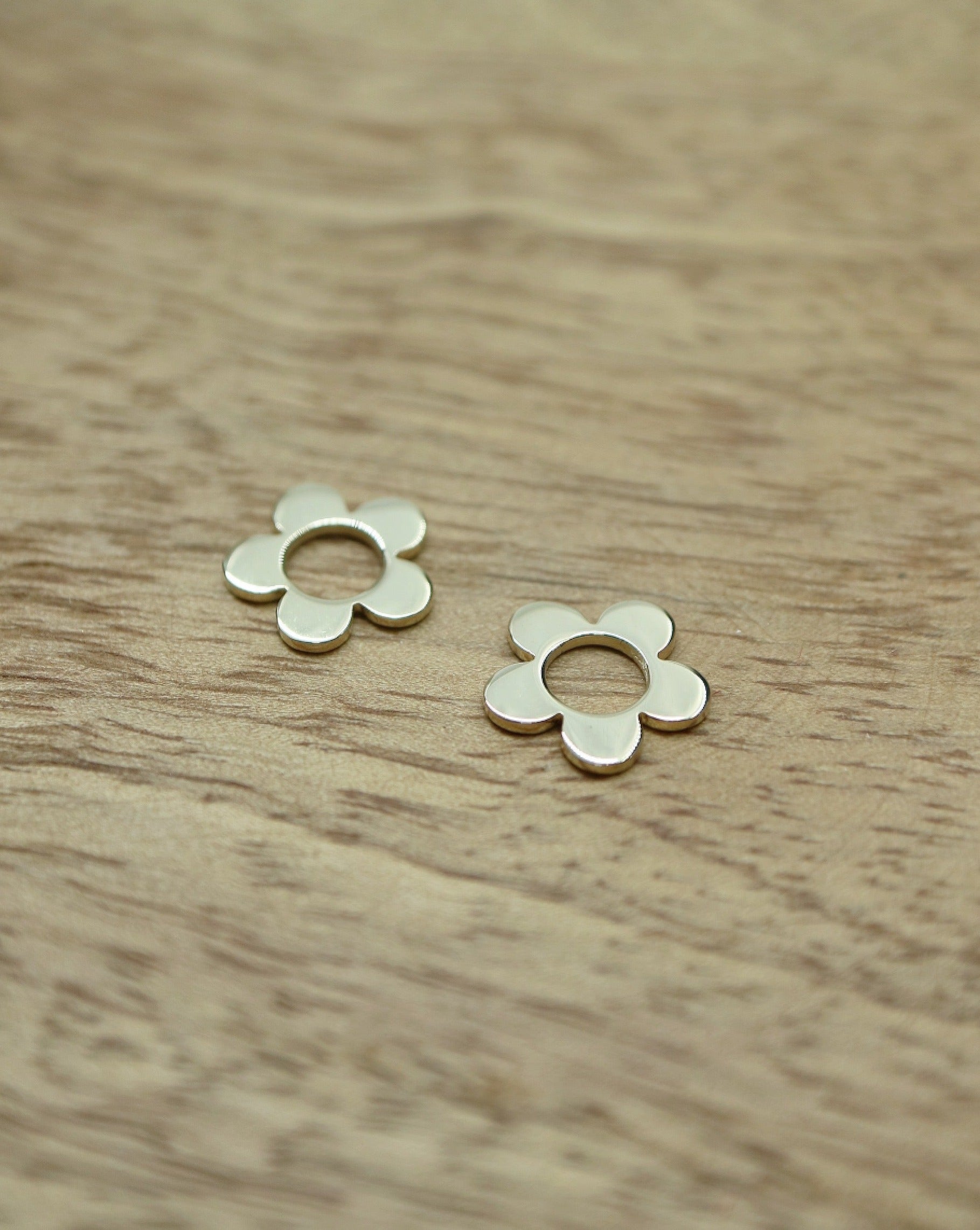 9kt gold daisy charms