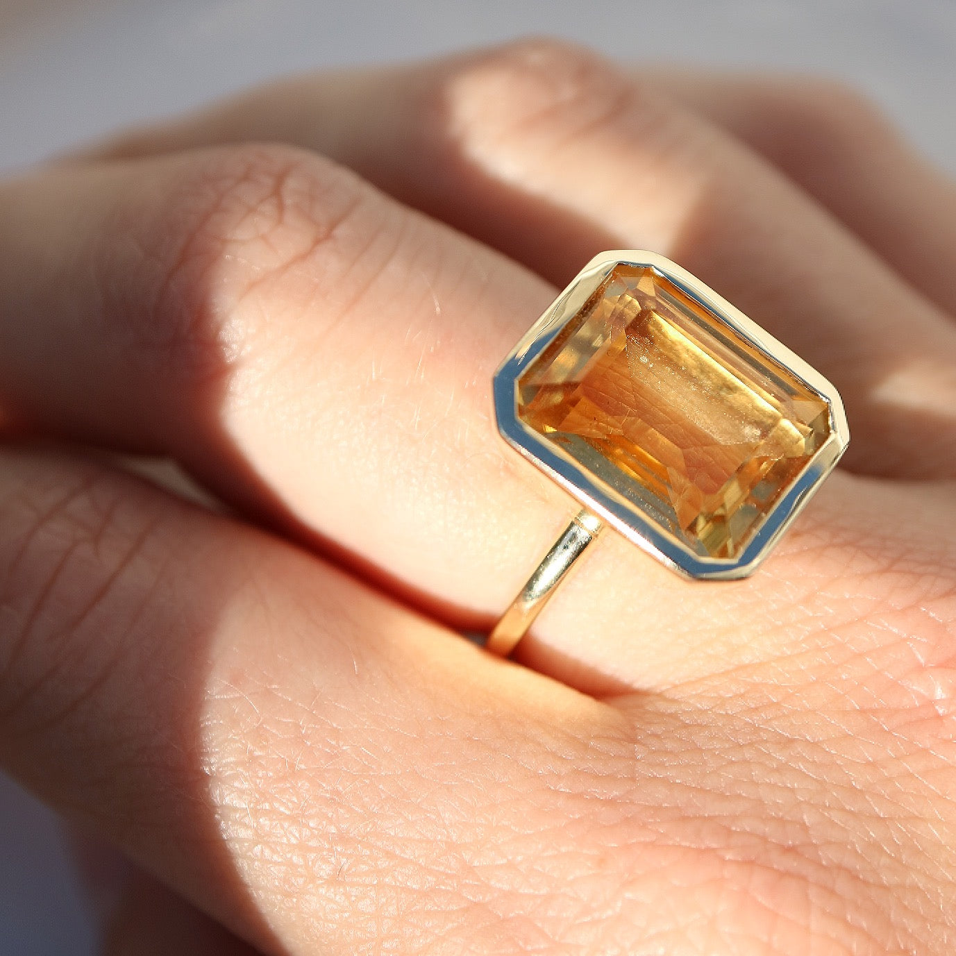 9ct gold ring with large citrine gemstone